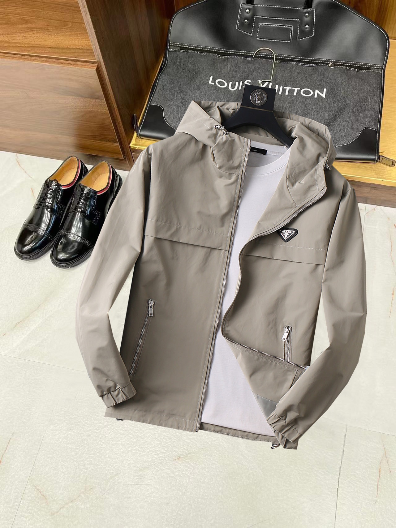 NO:537958,Autumn hit!  Prada 2025 autumn new jacket jacket, the new product on the show is perfect, the memory fabric is comfortable and warm, the three standards are complete and full and attractive in color, and the very outstanding design easily advances the sense of fashion, the workmanship is extremely exquisite and rigorous, and the wiring is neat and meticulous!  A masterpiece of a big-name designer!  The upper body doesn't look bloated and super handsome!  Spot code M ~ XXXL placing an order to report height and weight!  ,,prada,jackets & coats,jackets & coats,alexander wang19860909秋季爆款 ！ 普拉达 2025秋季新款夹克外套,秀场新品品相非常完美,记忆面料舒适保暖,三标齐全色泽饱满诱人,非常出彩的设计,轻松将时髦感进阶,做工极为考究严谨,走线工整细致！大牌设计师巨作！上身不显臃肿、超级帅气！现货码数M ～ XXXL下单报身高体重！,,prada,jackets & coats,jackets & coats,alexander wang,Men's clothing