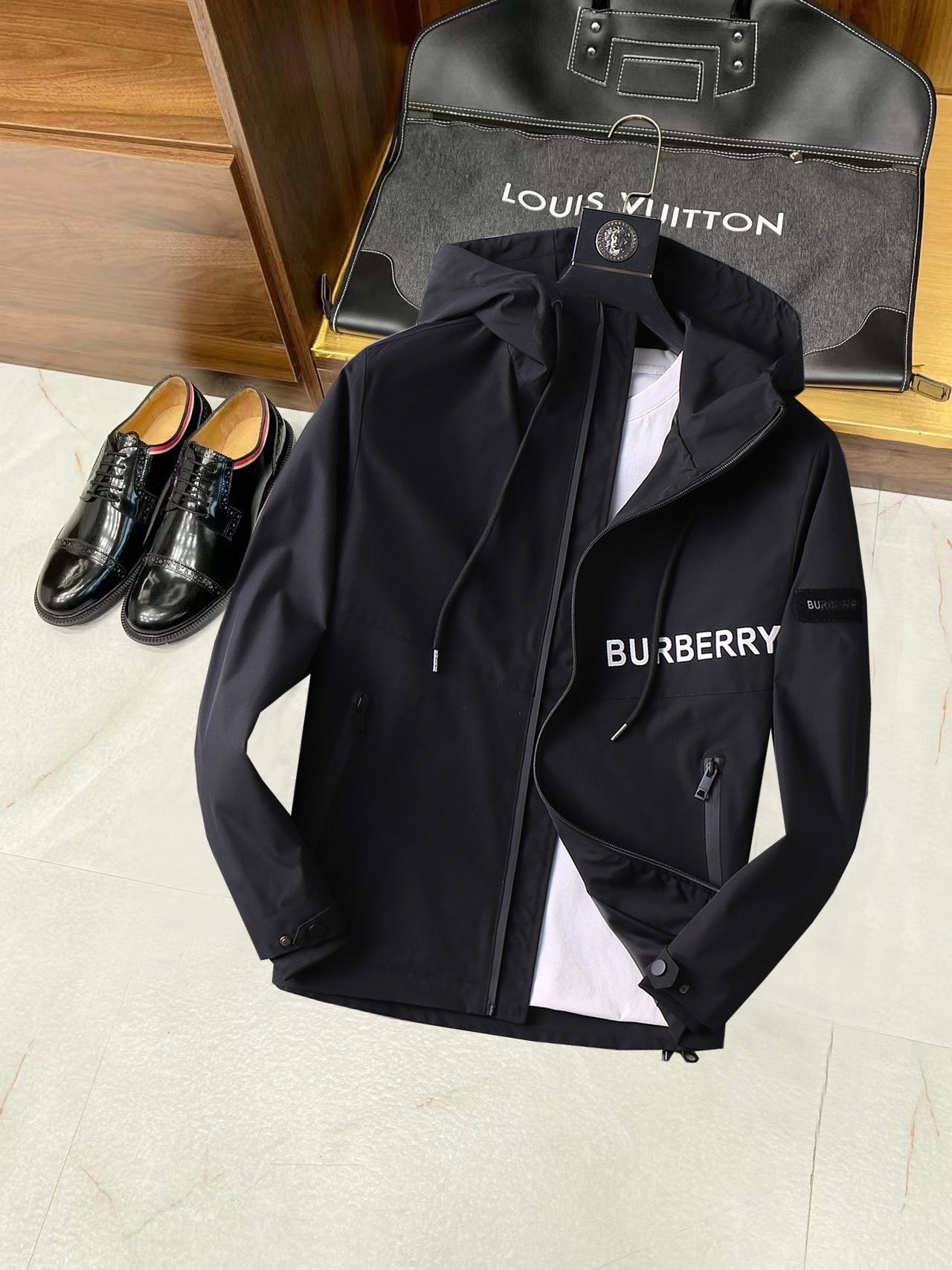 NO:537961,Autumn hit!  Burberry's new autumn jacket for 2025, the new product on the show is perfect, the memory fabric is comfortable and warm, the three-standard complete colors are full and attractive, and the very outstanding design easily advances the sense of fashion, the workmanship is extremely exquisite and rigorous, and the wiring is neat and meticulous!  A masterpiece of a big-name designer!  The upper body doesn't look bloated and super handsome!  Spot code M ~ XXXL placing an order to report height and weight!  ,burberry,jackets & coats,jackets & coats,alexander wang19860909秋季爆款 ！ 巴宝莉 2025秋季新款夹克外套,秀场新品品相非常完美,记忆面料舒适保暖,三标齐全色泽饱满诱人,非常出彩的设计,轻松将时髦感进阶,做工极为考究严谨,走线工整细致！大牌设计师巨作！上身不显臃肿、超级帅气！现货码数M ～ XXXL下单报身高体重！,,burberry,jackets & coats,jackets & coats,alexander wang,Men's clothing