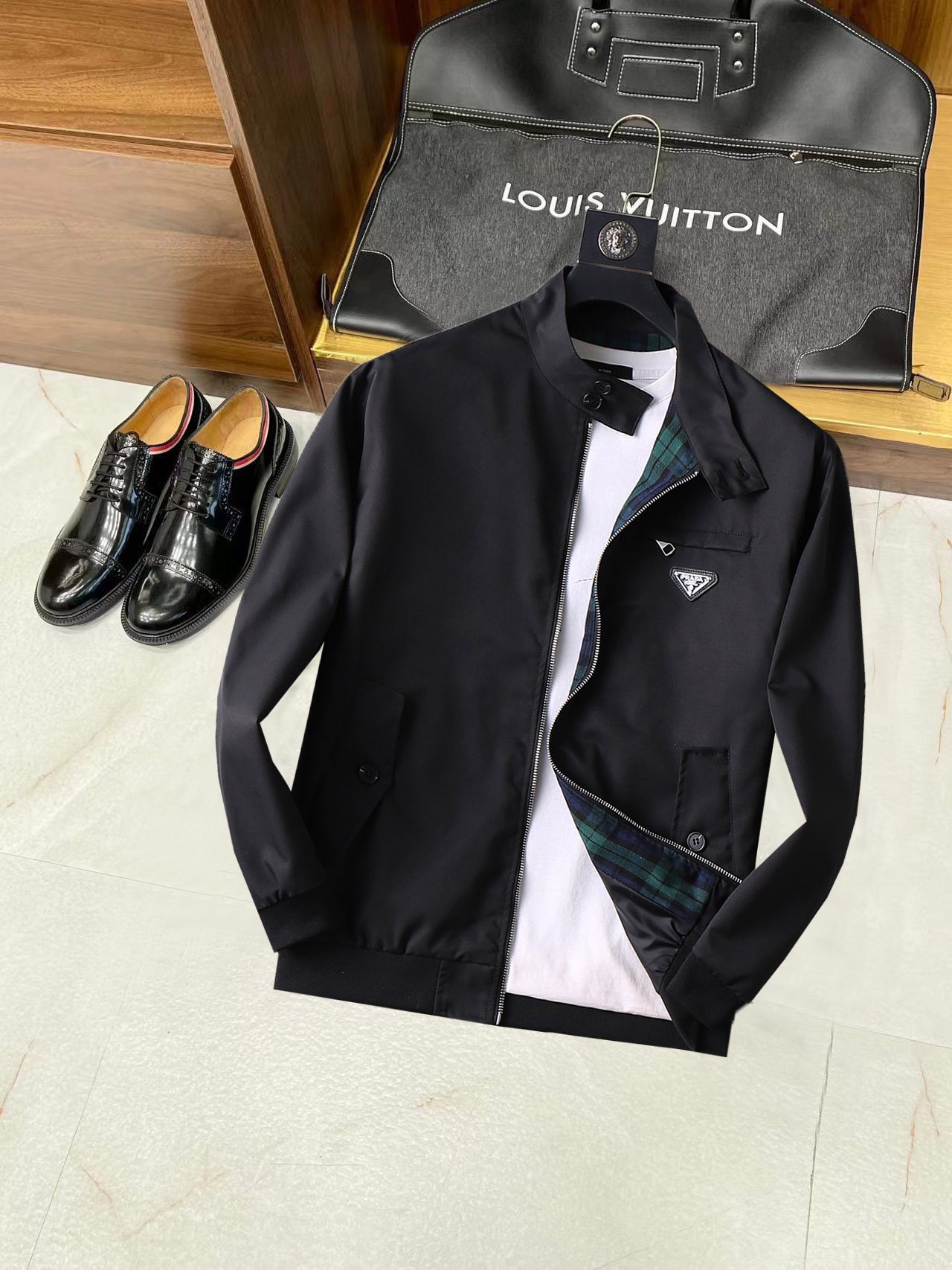 NO:537972,Autumn hit!  Prada 2025 autumn new jacket jacket, the new product on the show is perfect, the memory fabric is comfortable and warm, the three standards are complete and full and attractive in color, and the very outstanding design easily advances the sense of fashion, the workmanship is extremely exquisite and rigorous, and the wiring is neat and meticulous!  A masterpiece of a big-name designer!  The upper body doesn't look bloated and super handsome!  Spot code M ~ XXXL placing an order to report height and weight!  ,,prada,jackets & coats,jackets & coats,alexander wang19860909秋季爆款 ！ 普拉达 2025秋季新款夹克外套,秀场新品品相非常完美,记忆面料舒适保暖,三标齐全色泽饱满诱人,非常出彩的设计,轻松将时髦感进阶,做工极为考究严谨,走线工整细致！大牌设计师巨作！上身不显臃肿、超级帅气！现货码数M ～ XXXL下单报身高体重！,,prada,jackets & coats,jackets & coats,alexander wang,Men's clothing