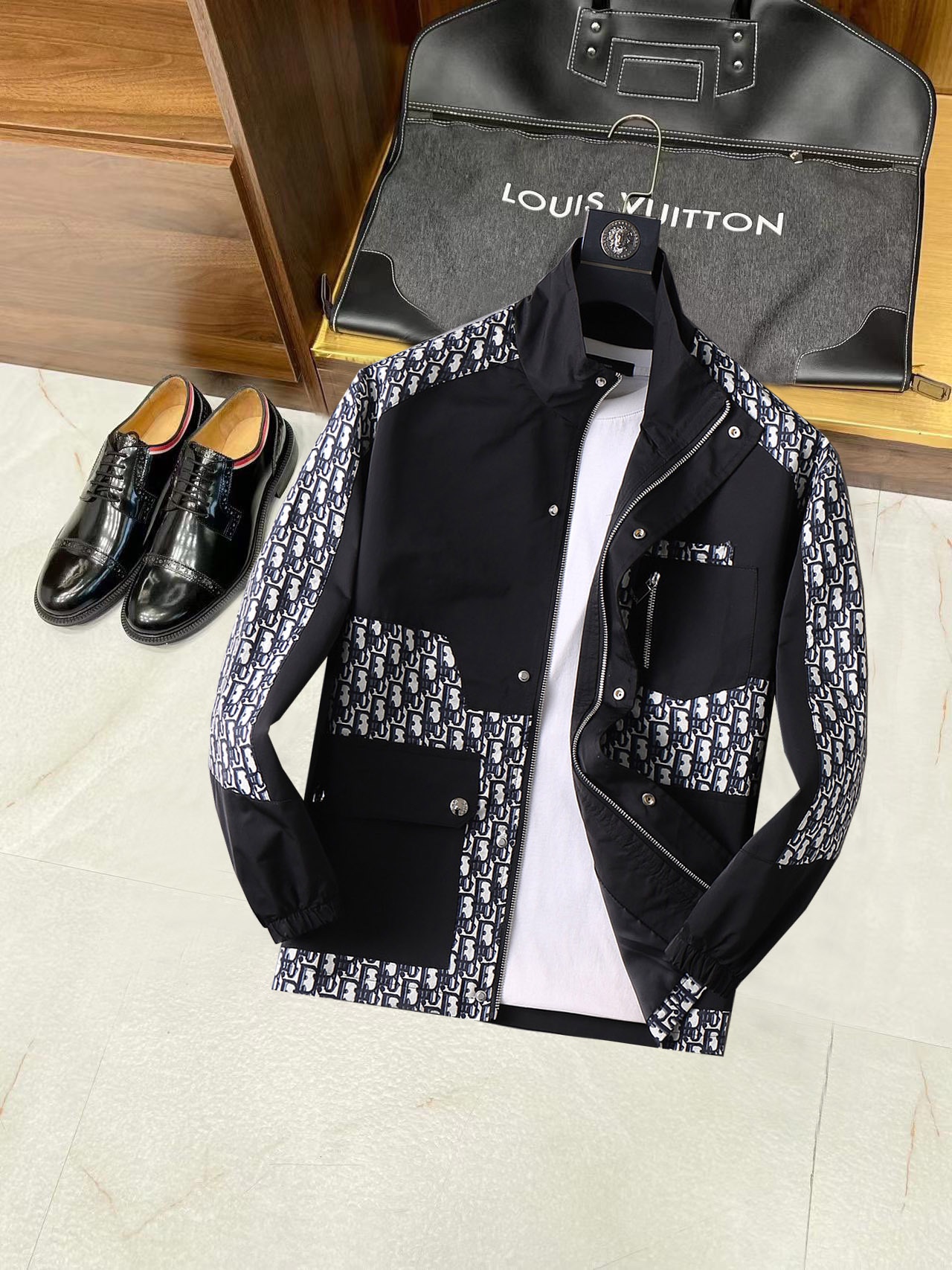 NO:537964,Autumn hit!  Dior's new autumn jacket 2025, the new product on the show is perfect, the memory fabric is comfortable and warm, the three standards are complete and full and attractive in color, and the very outstanding design easily advances the sense of fashion, the workmanship is extremely exquisite and rigorous, and the wiring is neat and meticulous!  A masterpiece of a big-name designer!  The upper body doesn't look bloated and super handsome!  Spot code M ~ XXXL placing an order to report height and weight!  ,dior,jackets & coats,jackets & coats,alexander wang19860909秋季爆款 ！ 迪奥2025秋季新款夹克外套,秀场新品品相非常完美,记忆面料舒适保暖,三标齐全色泽饱满诱人,非常出彩的设计,轻松将时髦感进阶,做工极为考究严谨,走线工整细致！大牌设计师巨作！上身不显臃肿、超级帅气！现货码数M ～ XXXL下单报身高体重！,,dior,jackets & coats,jackets & coats,alexander wang,Men's clothing