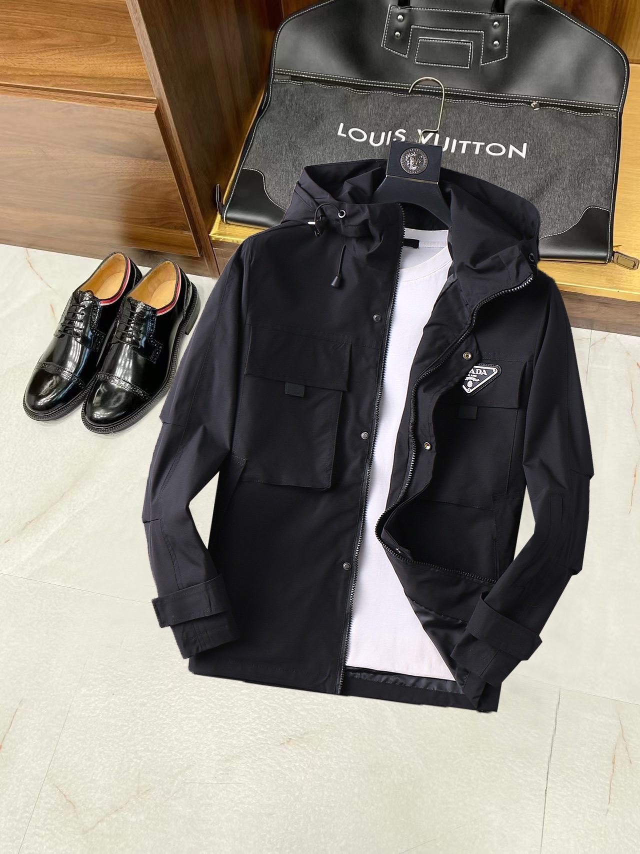 NO:537973,Prada's official website has the same style, complete three standards, and is released in advance. 2025 autumn new men's jacket, original single three standards, high-end version, customized counter fabric, breathable and comfortable, impeccable details, brand element design concept, reflecting high quality. The feel is delicate and soft, presents casual cut, and the upper body style is superb. The number of sizes M~3XL, maximum wear 195 catties, prada, jackets & coats, jackets & coats, alexander wang19860909普拉达 官网同款,三标齐全,提前发售 2025秋季新款男士夹克外套,原单三标齐全高端版本 专柜定制面料 透气舒适度高,细节无可挑剔,品牌元素设计理念,体现高品质.手感细腻柔软 呈现休闲裁剪,上身版型超赞 码数M～3XL,最大穿195斤,,prada,jackets & coats,jackets & coats,alexander wang,Men's clothing