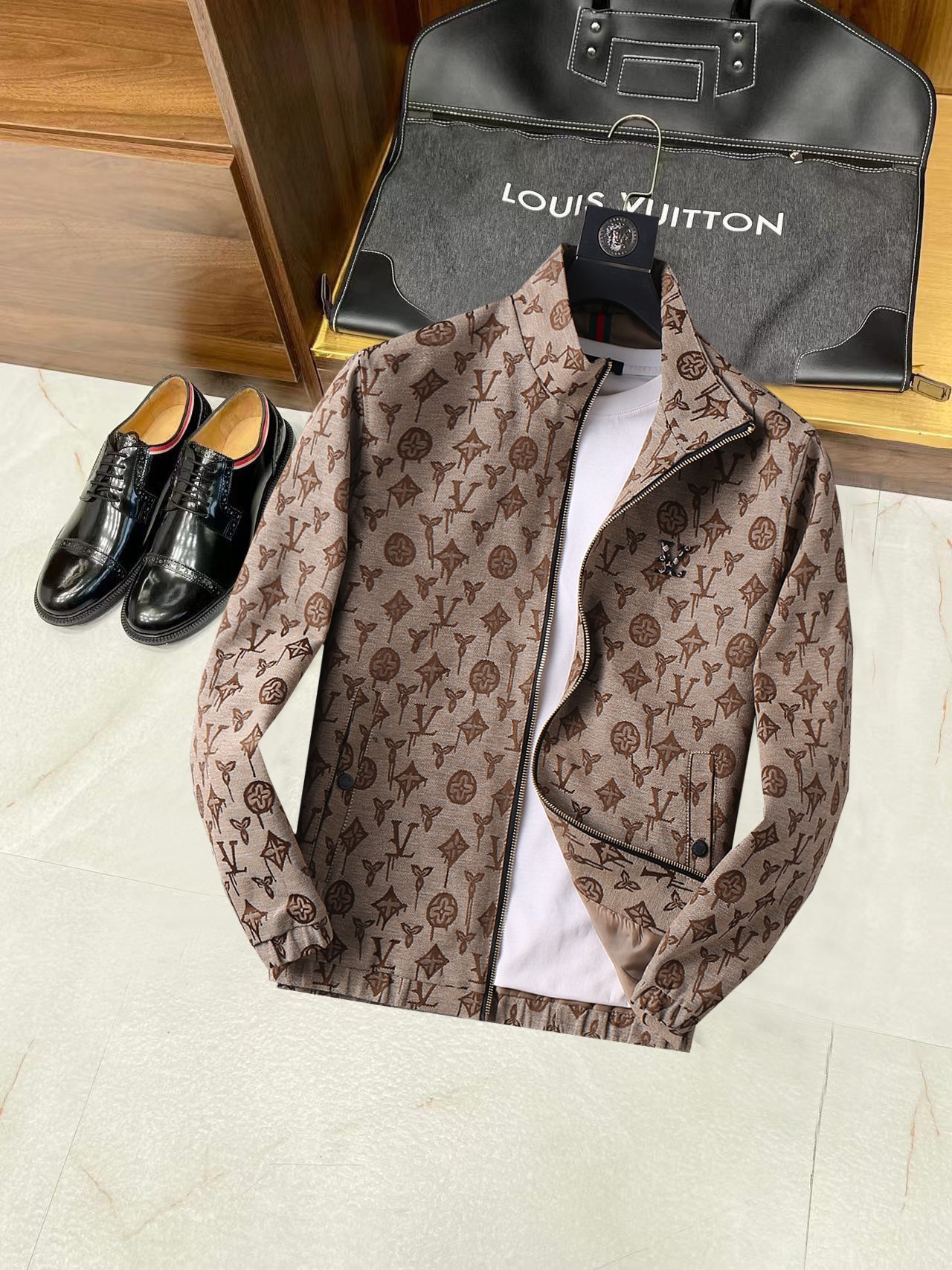NO:537979,The same style on the official website of Louis Vuitton Lv, complete three-standard, released in advance. The new men's jacket for autumn 2025, the original three-standard high-end version. Customized counter fabrics, breathable and comfortable, impeccable details, brand elements design concept, reflecting high quality. The feel is delicate and soft, presenting casual cut, and the upper body style is superb. The number of sizes M~3XL, the maximum wear is 195 catties, louis vuitton, louis vuitton, jackets & coats, jackets & coats, alexander wang19860909路易威登Lv 官网同款,三标齐全,提前发售 2025秋季新款男士夹克外套,原单三标齐全高端版本 专柜定制面料 透气舒适度高,细节无可挑剔,品牌元素设计理念,体现高品质.手感细腻柔软 呈现休闲裁剪,上身版型超赞 码数M～3XL,最大穿195斤,,louis vuitton,louis vuitton,jackets & coats,jackets & coats,alexander wang,Men's clothing