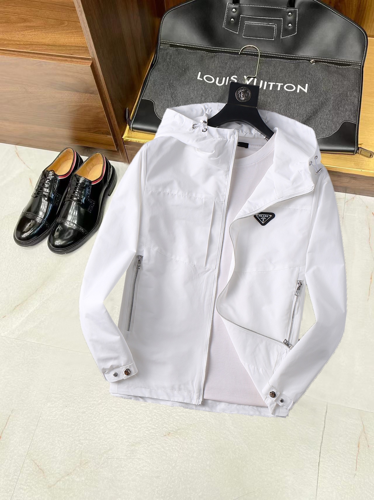 NO:537982,Prada's official website has the same style, complete three standards, and is released in advance. 2025 autumn new men's jacket, original single three standards, high-end version, customized counter fabric, breathable and comfortable, impeccable details, brand element design concept, reflecting high quality. The feel is delicate and soft, presents casual cut, and the upper body style is superb. The number of sizes M~3XL, maximum wear 195 catties, prada, jackets & coats, jackets & coats, alexander wang19860909普拉达 官网同款,三标齐全,提前发售 2025秋季新款男士夹克外套,原单三标齐全高端版本 专柜定制面料 透气舒适度高,细节无可挑剔,品牌元素设计理念,体现高品质.手感细腻柔软 呈现休闲裁剪,上身版型超赞 码数M～3XL,最大穿195斤,,prada,jackets & coats,jackets & coats,alexander wang,Men's clothing