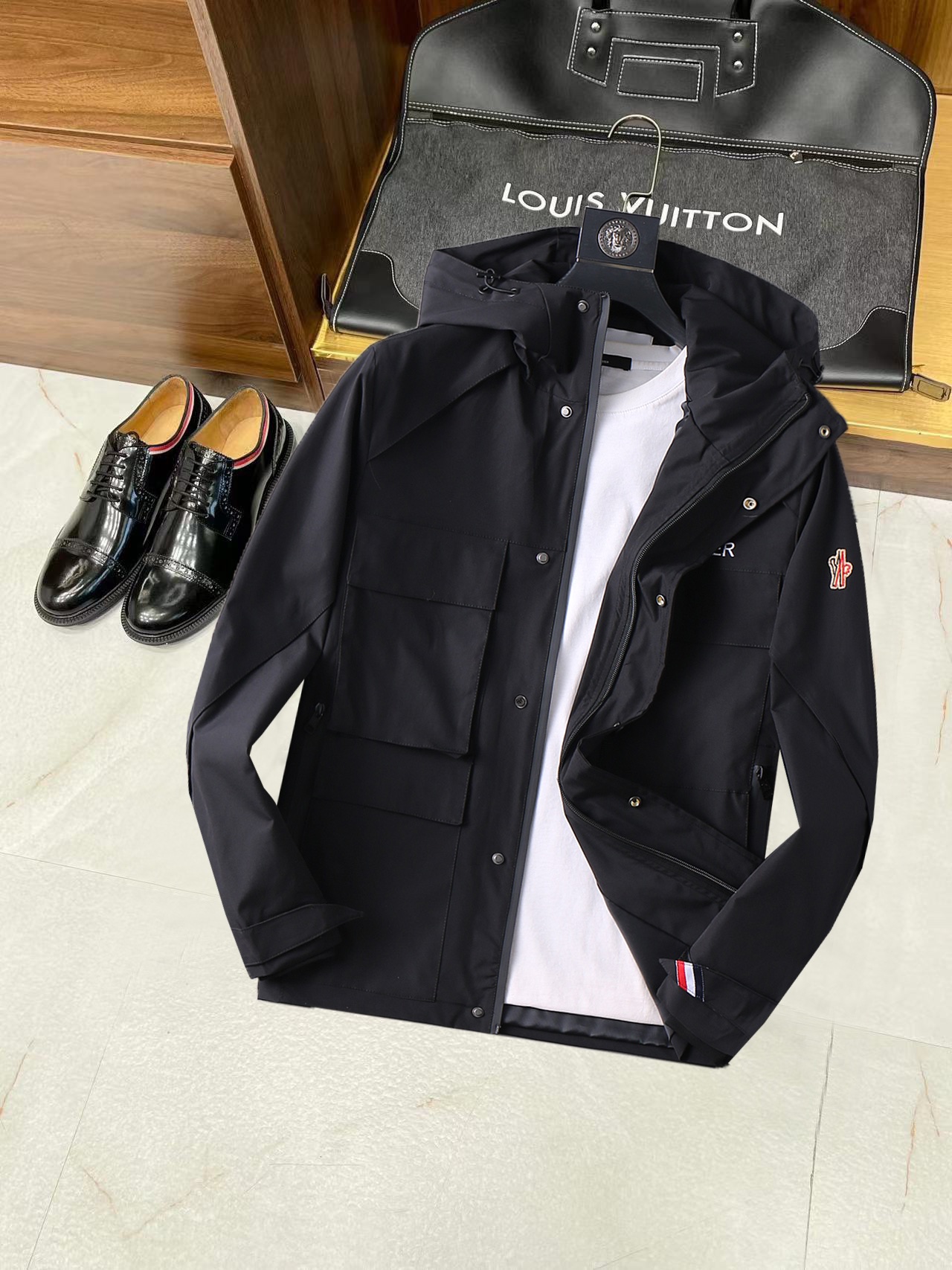 NO:537983,The same style on the official website, complete three standards, and is available in advance. The new men's jacket for autumn 2025, the original three standards are complete and high-end version. Customized fabrics for counters. High breathability and comfort, impeccable details, and the design concept of brand elements reflects high quality. The feel is delicate and soft. It presents casual cut, and the upper body style is superb. The number of sizes M~3XL, the maximum wear is 195 kilograms, Moncler, jackets & coats, jackets & coats, alexander wang19860909蒙口 官网同款,三标齐全,提前发售 2025秋季新款男士夹克外套,原单三标齐全高端版本 专柜定制面料 透气舒适度高,细节无可挑剔,品牌元素设计理念,体现高品质.手感细腻柔软 呈现休闲裁剪,上身版型超赞 码数M～3XL,最大穿195斤,,Moncler,jackets & coats,jackets & coats,alexander wang,Men's clothing