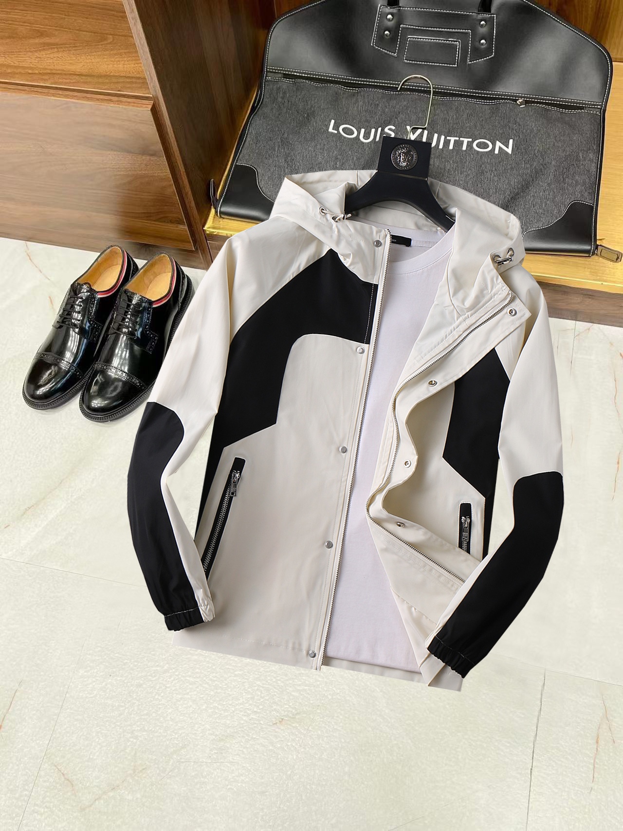 NO:537985,Prada's official website has the same style, complete three standards, and is released in advance. 2025 autumn new men's jacket, original single three standards, high-end version, customized counter fabric, breathable and comfortable, impeccable details, brand element design concept, reflecting high quality. The feel is delicate and soft, presents casual cut, and the upper body style is superb. The number of sizes M~3XL, maximum wear 195 catties, prada, jackets & coats, jackets & coats, alexander wang19860909普拉达 官网同款,三标齐全,提前发售 2025秋季新款男士夹克外套,原单三标齐全高端版本 专柜定制面料 透气舒适度高,细节无可挑剔,品牌元素设计理念,体现高品质.手感细腻柔软 呈现休闲裁剪,上身版型超赞 码数M～3XL,最大穿195斤,,prada,jackets & coats,jackets & coats,alexander wang,Men's clothing