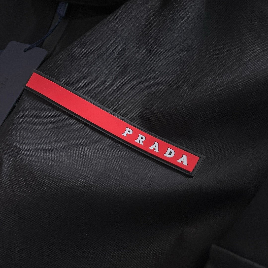 Pra*普拉达24ss官网同款提前发售！开春新款夹克外套k原单三标齐全高端版本专柜定制面料透气舒适度高细
