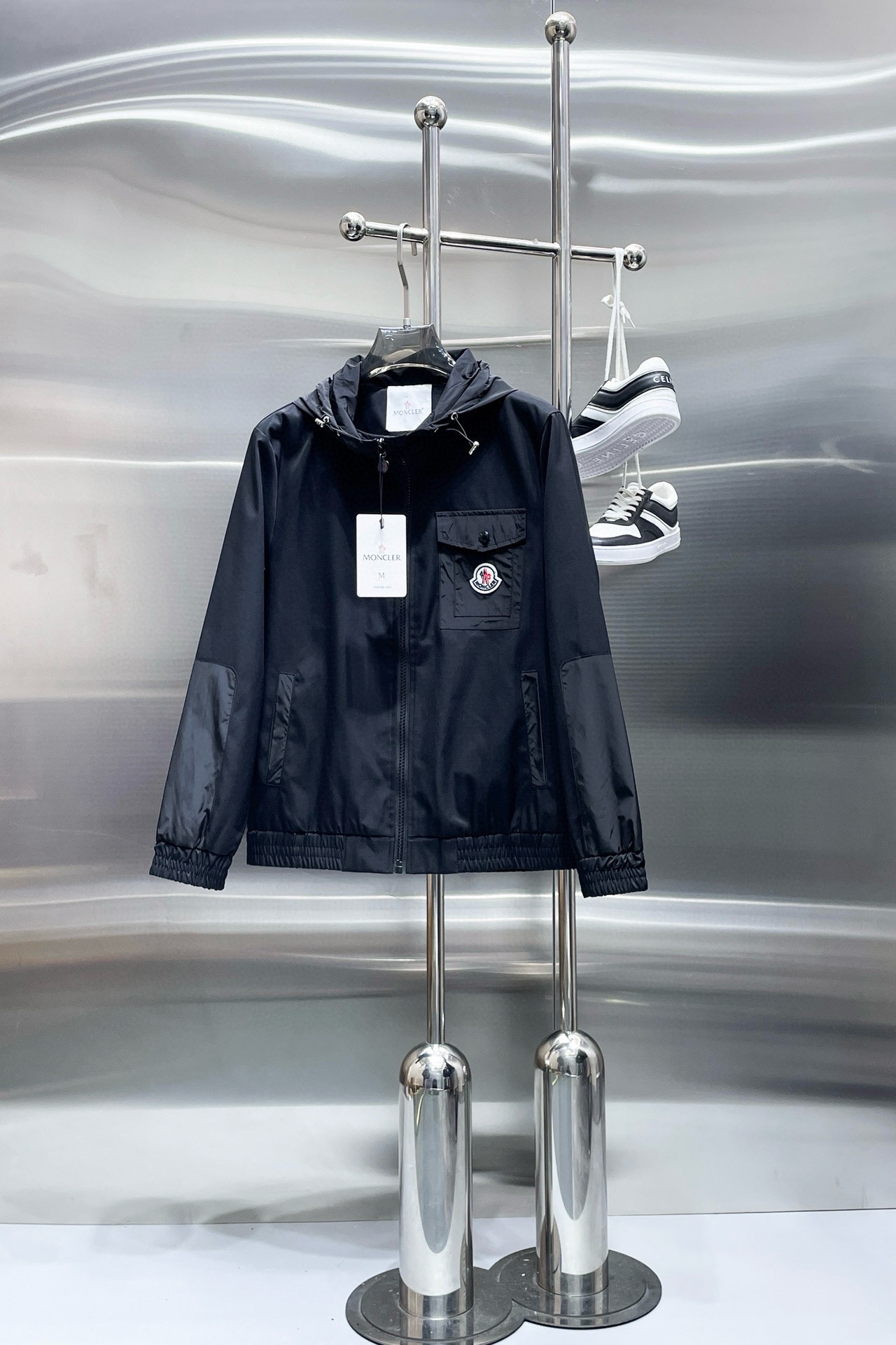 NO:519313,The new 2025 spring jacket, the new product on the show is perfect, comfortable and warm when worn on both sides, the three-standard full color and attractive, and the very outstanding design easily advances the sense of fashion. The workmanship is extremely exquisite and rigorous, and the wiring is neat and meticulous!  A masterpiece of a big-name designer!  The upper body doesn't look bloated and super handsome!  Spot code M ~ XXXL,,Moncler,jackets & coats,jackets & coats,alexander wang19860909蒙口 2025春季新款夹克外套,秀场新品品相非常完美,双面穿舒适保暖,三标齐全色泽饱满诱人,非常出彩的设计,轻松将时髦感进阶,做工极为考究严谨,走线工整细致！大牌设计师巨作！上身不显臃肿、超级帅气！现货码数M ～ XXXL,,Moncler,jackets & coats,jackets & coats,alexander wang,Men's clothing