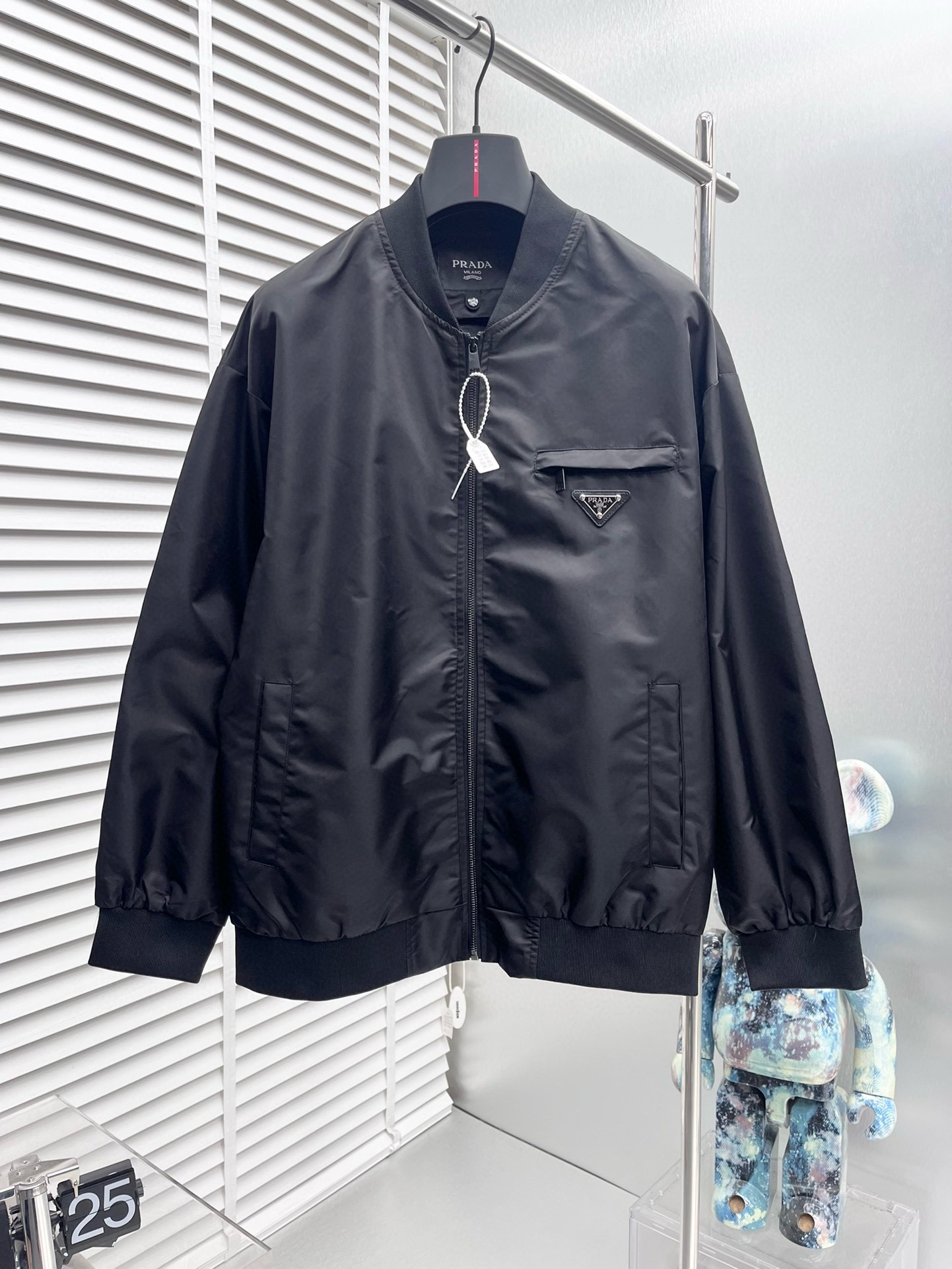 NO:521797,Prada's new spring jacket for 2025, the new product on the show is perfect, comfortable and warm when worn on both sides, three-standard full color and attractive, and the very outstanding design easily advances the sense of fashion, the workmanship is extremely exquisite and rigorous, and the wiring is neat and meticulous!  A masterpiece of a big-name designer!  The upper body doesn't look bloated and super handsome!  Spot code M ~ XXXL,,prada,jackets & coats,jackets & coats,alexander wang19860909普拉达 2025春季新款夹克外套,秀场新品品相非常完美,双面穿舒适保暖,三标齐全色泽饱满诱人,非常出彩的设计,轻松将时髦感进阶,做工极为考究严谨,走线工整细致！大牌设计师巨作！上身不显臃肿、超级帅气！现货码数M ～ XXXL,,prada,jackets & coats,jackets & coats,alexander wang,Men's clothing