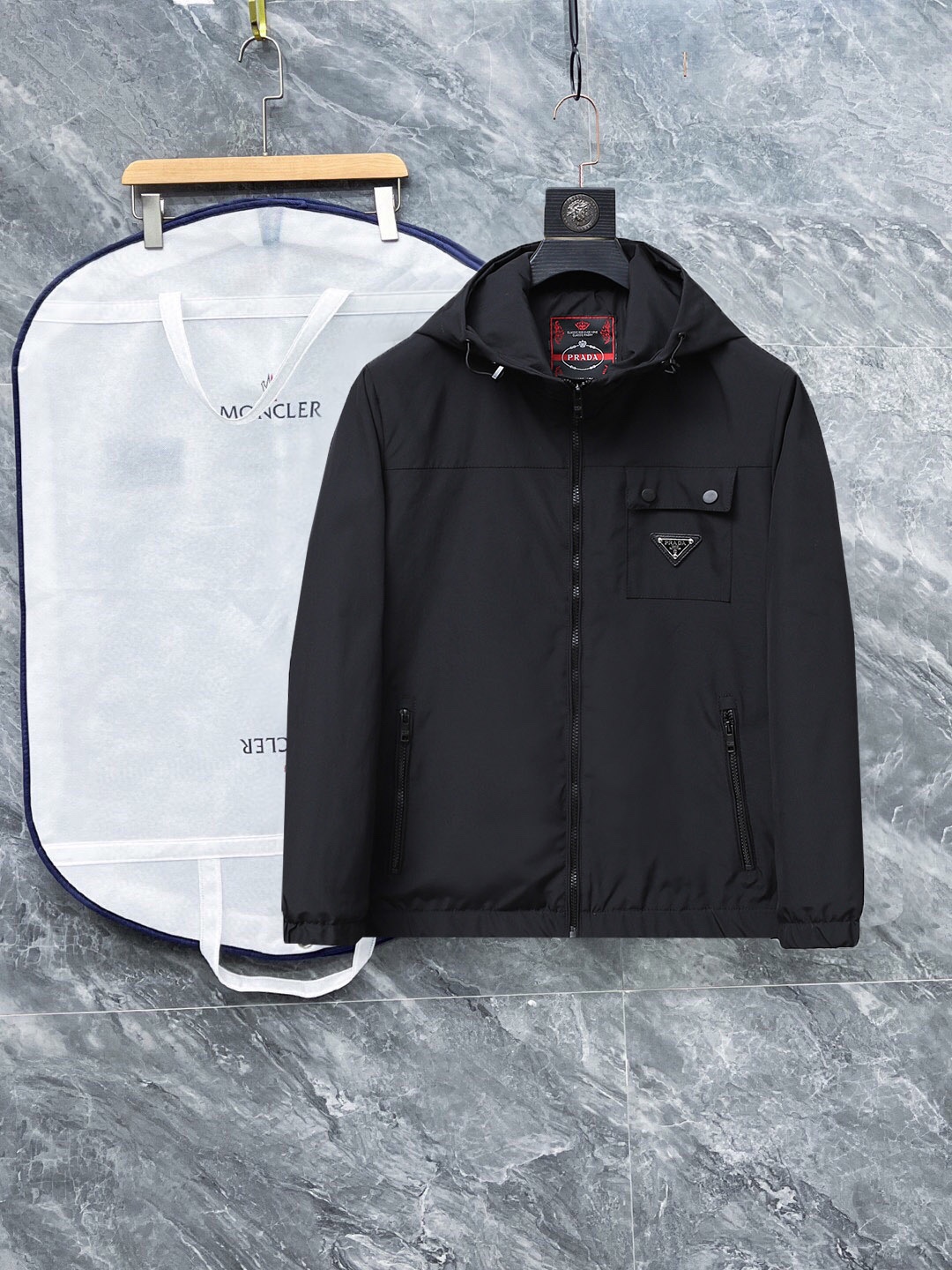 NO:528277,Prada (high-end quality) 2025 autumn new fashion casual hooded jacket jacket, imported original technology fabric, comfortable and breathable upper body, exquisite handmade craft logo on the chest, unique design European fashion style, digital positioning printing technology on the reverse side, highlighting the personality of young people, original hardware accessories, extremely high grade, and handsome upper body!  M-3XL orders to report height and weight!  ,,prada,jackets & coats,jackets & coats,hats,alexander wang19860909普拉达（高端品质）2025秋季新品时尚休闲连帽夹克外套,进口原版科技面料,上身舒适透气,胸前精致手工工艺logo,独特设计欧洲时尚风格,反面数码定位印花工艺,彰显了年轻人的个性,原版五金辅料,档次极高,上身帅气十足！M-3XL下单报身高体重！,,prada,jackets & coats,jackets & coats,hats,alexander wang,Men's clothing