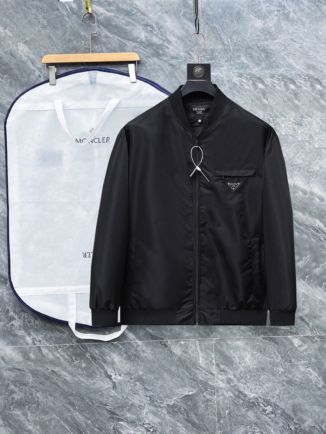 NO:528280,Prada (high-end quality) 2025 autumn new fashion casual hooded jacket jacket, imported original technology fabric, comfortable and breathable upper body, exquisite handmade craft logo on the chest, unique design European fashion style, digital positioning printing technology on the reverse side, highlighting the personality of young people, original hardware accessories, extremely high grade, and handsome upper body!  M-3XL orders to report height and weight!  ,,prada,jackets & coats,jackets & coats,hats,alexander wang19860909普拉达（高端品质）2025秋季新品时尚休闲连帽夹克外套,进口原版科技面料,上身舒适透气,胸前精致手工工艺logo,独特设计欧洲时尚风格,反面数码定位印花工艺,彰显了年轻人的个性,原版五金辅料,档次极高,上身帅气十足！M-3XL下单报身高体重！,,prada,jackets & coats,jackets & coats,hats,alexander wang,Men's clothing