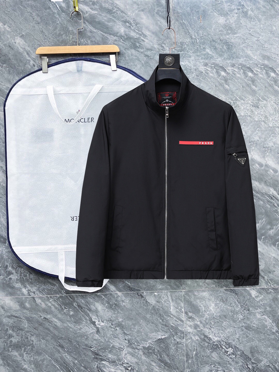 NO:528283,Prada (high-end quality) 2025 autumn new fashion casual hooded jacket jacket, imported original technology fabric, comfortable and breathable upper body, exquisite handmade craft logo on the chest, unique design European fashion style, digital positioning printing technology on the reverse side, highlighting the personality of young people, original hardware accessories, extremely high grade, and handsome upper body!  M-3XL orders to report height and weight!  ,,prada,jackets & coats,jackets & coats,hats,alexander wang19860909普拉达（高端品质）2025秋季新品时尚休闲连帽夹克外套,进口原版科技面料,上身舒适透气,胸前精致手工工艺logo,独特设计欧洲时尚风格,反面数码定位印花工艺,彰显了年轻人的个性,原版五金辅料,档次极高,上身帅气十足！M-3XL下单报身高体重！,,prada,jackets & coats,jackets & coats,hats,alexander wang,Men's clothing