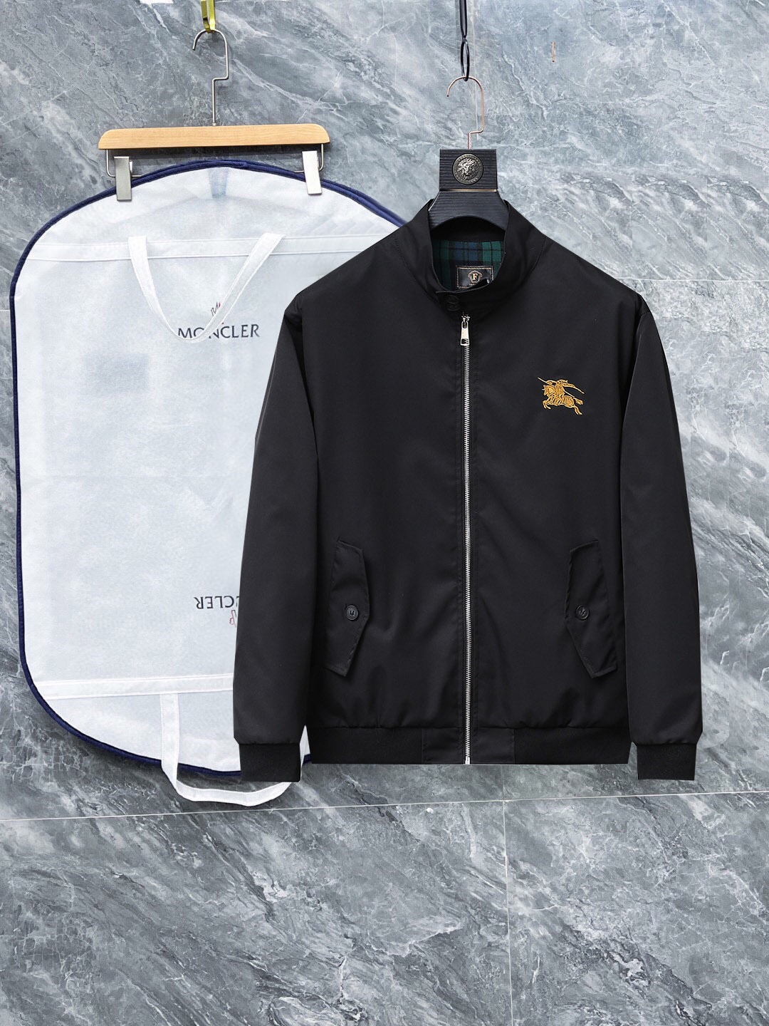 NO:528300,Burberry (high-end quality) 2025 autumn new fashion casual hooded jacket jacket, imported original technology fabric, comfortable and breathable upper body, exquisite handmade craft logo on the chest, unique design European fashion style, digital positioning printing technology on the reverse side, highlighting the personality of young people, original hardware accessories, extremely high-end, and handsome upper body!  M-3XL orders to report height and weight!  ,burberry,jackets & coats,jackets & coats,hats,alexander wang19860909巴宝莉（高端品质）2025秋季新品时尚休闲连帽夹克外套,进口原版科技面料,上身舒适透气,胸前精致手工工艺logo,独特设计欧洲时尚风格,反面数码定位印花工艺,彰显了年轻人的个性,原版五金辅料,档次极高,上身帅气十足！M-3XL下单报身高体重！,,burberry,jackets & coats,jackets & coats,hats,alexander wang,Men's clothing