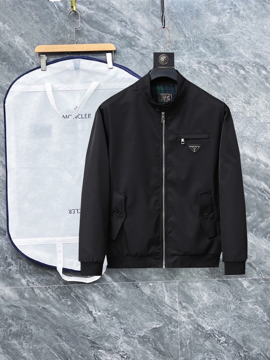 NO:528297,Prada (high-end quality) 2025 autumn new fashion casual hooded jacket jacket, imported original technology fabric, comfortable and breathable upper body, exquisite handmade craft logo on the chest, unique design European fashion style, digital positioning printing technology on the reverse side, highlighting the personality of young people, original hardware accessories, extremely high grade, and handsome upper body!  M-3XL orders to report height and weight!  ,,prada,jackets & coats,jackets & coats,hats,alexander wang19860909普拉达（高端品质）2025秋季新品时尚休闲连帽夹克外套,进口原版科技面料,上身舒适透气,胸前精致手工工艺logo,独特设计欧洲时尚风格,反面数码定位印花工艺,彰显了年轻人的个性,原版五金辅料,档次极高,上身帅气十足！M-3XL下单报身高体重！,,prada,jackets & coats,jackets & coats,hats,alexander wang,Men's clothing