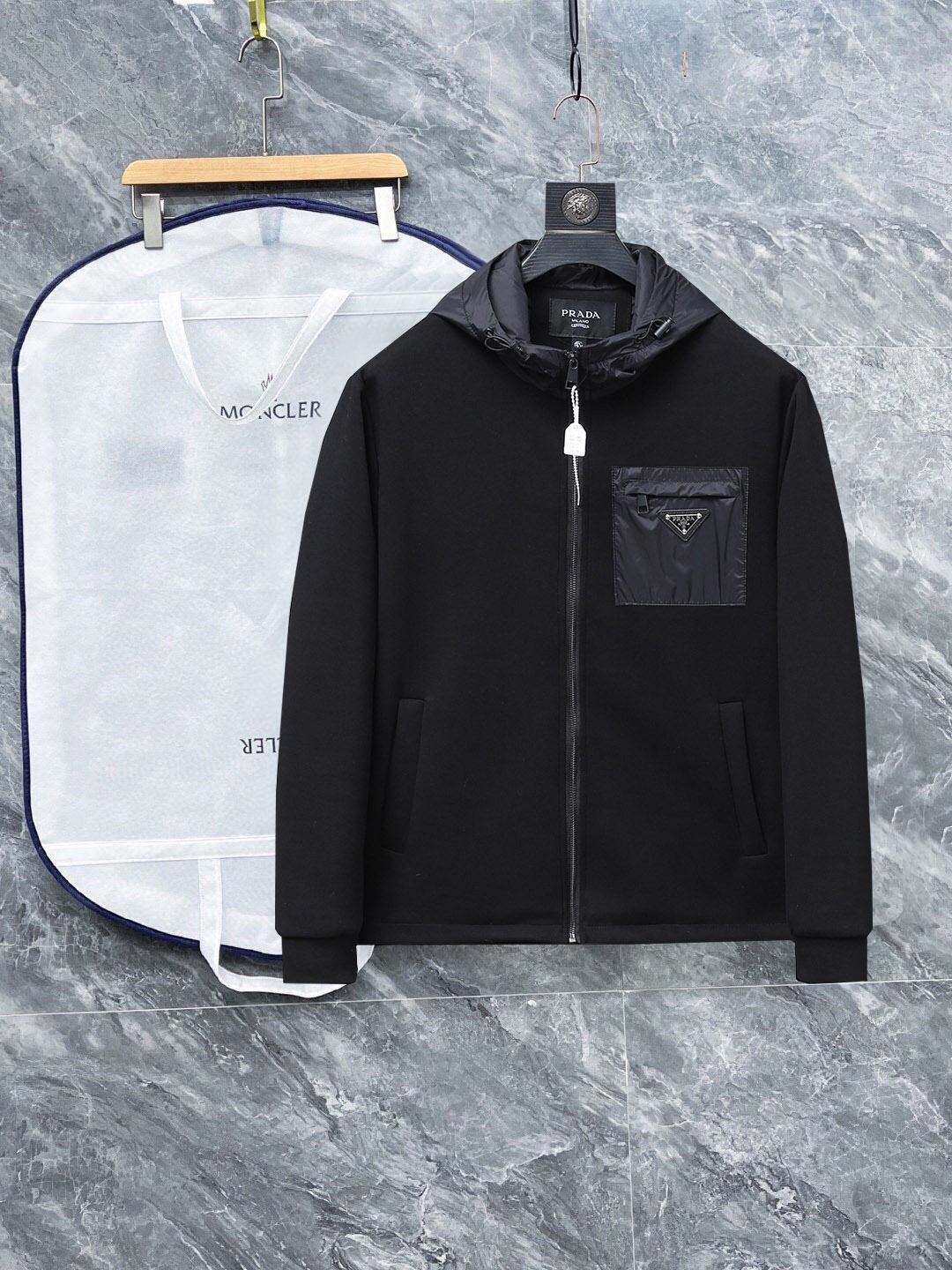 NO:528291,Prada (high-end quality) 2025 autumn new fashion casual hooded jacket jacket, imported original technology fabric, comfortable and breathable upper body, exquisite handmade craft logo on the chest, unique design European fashion style, digital positioning printing technology on the reverse side, highlighting the personality of young people, original hardware accessories, extremely high grade, and handsome upper body!  M-3XL orders to report height and weight!  ,,prada,jackets & coats,jackets & coats,hats,alexander wang19860909普拉达（高端品质）2025秋季新品时尚休闲连帽夹克外套,进口原版科技面料,上身舒适透气,胸前精致手工工艺logo,独特设计欧洲时尚风格,反面数码定位印花工艺,彰显了年轻人的个性,原版五金辅料,档次极高,上身帅气十足！M-3XL下单报身高体重！,,prada,jackets & coats,jackets & coats,hats,alexander wang,Men's clothing