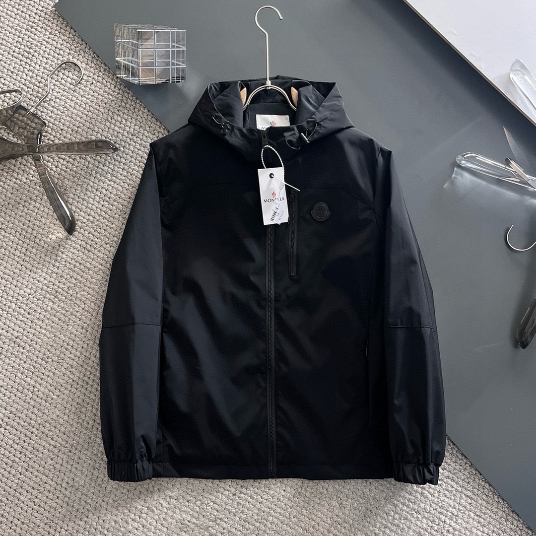 NO:571529,Mengkou 2025 new autumn jacket, the new product on the show is in perfect condition, double-sided, comfortable and warm, complete with three labels, full and attractive color, very outstanding design, easily upgrades the fashion sense, extremely elegant and rigorous workmanship, neat and meticulous wiring, big-name designer's masterpiece, the upper body does not look bloated, super handsome, ready-made size M ~ XXXL,,Moncler,jackets & coats,jackets & coats,alexander wang19860909蒙口 2025秋季新款夹克外套,秀场新品品相非常完美,双面穿舒适保暖,三标齐全色泽饱满诱人,非常出彩的设计,轻松将时髦感进阶,做工极为考究严谨,走线工整细致大牌设计师巨作上身不显臃肿、超级帅气现货码数M ～ XXXL,,Moncler,jackets & coats,jackets & coats,alexander wang,Men's clothing