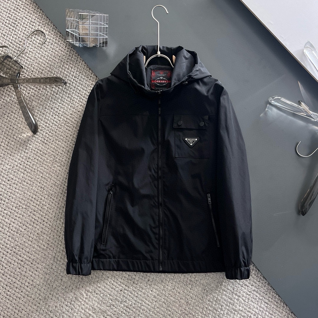 NO:571541,Hot items for autumn!  Prada's 2025 new autumn jacket, the new product on the show is in perfect condition, comfortable and warm to wear on both sides, complete with three labels, full and attractive color, very outstanding design, easily enhances the fashion sense, extremely elegant and rigorous workmanship, neat and meticulous wiring!  A masterpiece from a famous designer!  The upper body does not look bloated and is super handsome!  Available sizes M ~ XXXL,,prada,jackets & coats,jackets & coats,alexander wang19860909开秋爆款！普拉达 2025秋季新款夹克外套,秀场新品品相非常完美,双面穿舒适保暖,三标齐全色泽饱满诱人,非常出彩的设计,轻松将时髦感进阶,做工极为考究严谨,走线工整细致！大牌设计师巨作！上身不显臃肿、超级帅气！现货码数M ～ XXXL,,prada,jackets & coats,jackets & coats,alexander wang,Men's clothing