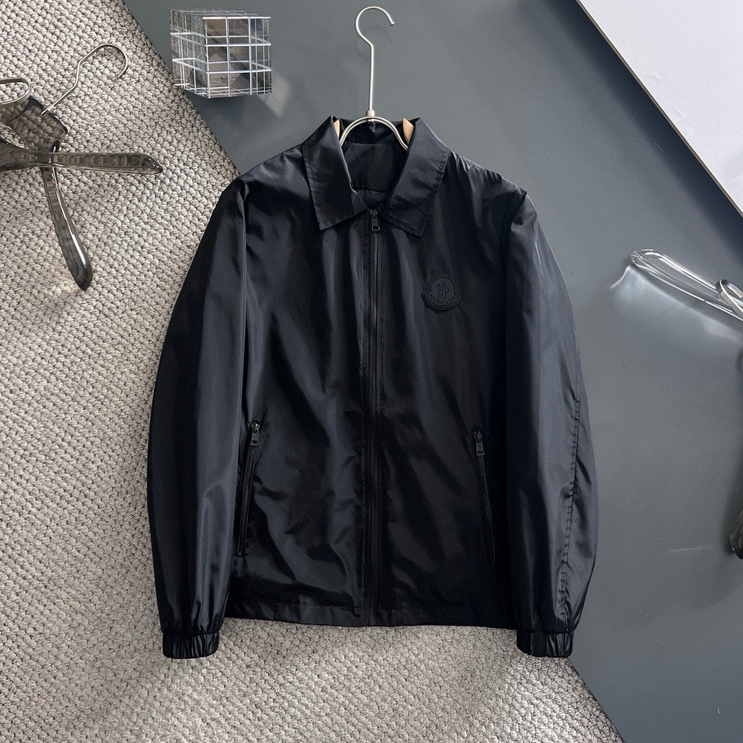 NO:571552,Mengkou 2025 new autumn jacket, the new product on the show is in perfect condition. It is comfortable and warm to wear on both sides. It has three colors and is full and attractive. It has a very outstanding design, which can easily enhance the sense of fashion. The workmanship is extremely sophisticated and rigorous, and the wiring is neat and meticulous!  A masterpiece from a famous designer!  The upper body does not look bloated and is super handsome!  Available sizes M ~ XXXL,,Moncler,jackets & coats,jackets & coats,alexander wang19860909蒙口 2025秋季新款夹克外套,秀场新品品相非常完美,双面穿舒适保暖,三标齐全色泽饱满诱人,非常出彩的设计,轻松将时髦感进阶,做工极为考究严谨,走线工整细致！大牌设计师巨作！上身不显臃肿、超级帅气！现货码数M ～ XXXL,,Moncler,jackets & coats,jackets & coats,alexander wang,Men's clothing