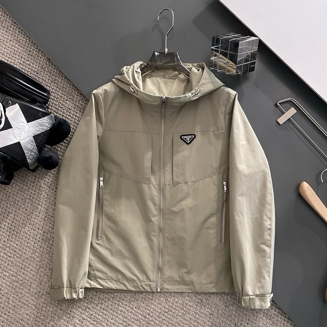 NO:571534,Prada 2025 new autumn jacket, the new product on the show is in perfect condition, double-sided, comfortable and warm, complete with three labels, full of attractive colors, very outstanding design, easily upgrades the sense of fashion, extremely elegant and rigorous workmanship, neat and meticulous wiring, big-name designer masterpiece, the upper body does not look bloated, super handsome, ready-made size M ~ XXXL,, prada, jackets & coats, jackets & coats, alexander wang19860909普拉达 2025秋季新款夹克外套,秀场新品品相非常完美,双面穿舒适保暖,三标齐全色泽饱满诱人,非常出彩的设计,轻松将时髦感进阶,做工极为考究严谨,走线工整细致大牌设计师巨作上身不显臃肿、超级帅气现货码数M ～ XXXL,,prada,jackets & coats,jackets & coats,alexander wang,Men's clothing