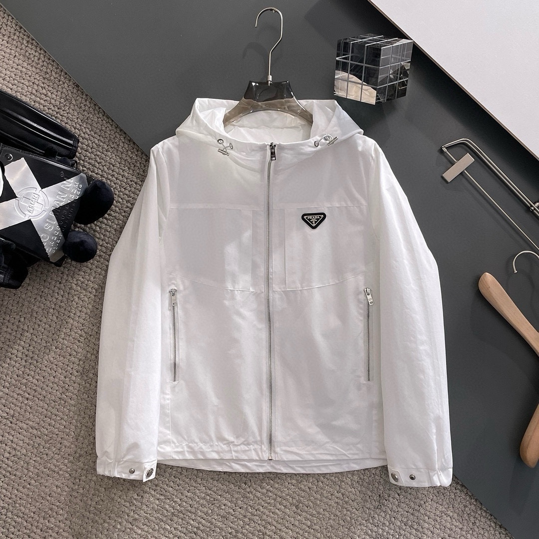 NO:571537,Prada 2025 new autumn jacket, the new product on the show is in perfect condition, double-sided, comfortable and warm, complete with three labels, full of attractive colors, very outstanding design, easily upgrades the sense of fashion, extremely elegant and rigorous workmanship, neat and meticulous wiring, big-name designer masterpiece, the upper body does not look bloated, super handsome, ready-made size M ~ XXXL,, prada, jackets & coats, jackets & coats, alexander wang19860909普拉达 2025秋季新款夹克外套,秀场新品品相非常完美,双面穿舒适保暖,三标齐全色泽饱满诱人,非常出彩的设计,轻松将时髦感进阶,做工极为考究严谨,走线工整细致大牌设计师巨作上身不显臃肿、超级帅气现货码数M ～ XXXL,,prada,jackets & coats,jackets & coats,alexander wang,Men's clothing