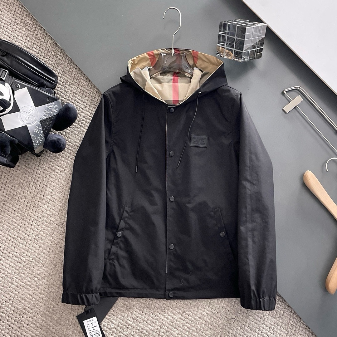 NO:571540,Burberry 2025 new autumn jacket, the new product on the show is in perfect condition. It is comfortable and warm to wear on both sides. It has three labels and is full of attractive colors. It is a very brilliant design. It can easily enhance the sense of fashion. The workmanship is extremely elegant and rigorous. The wiring is neat and meticulous. The upper body is not bloated. It is super handsome. The stock size is M ~ XXXL,,burberry,jackets & coats,jackets & coats,alexander wang19860909巴宝莉 2025秋季新款夹克外套,秀场新品品相非常完美,双面穿舒适保暖,三标齐全色泽饱满诱人,非常出彩的设计,轻松将时髦感进阶,做工极为考究严谨,走线工整细致大牌设计师巨作上身不显臃肿、超级帅气现货码数M ～ XXXL,,burberry,jackets & coats,jackets & coats,alexander wang,Men's clothing