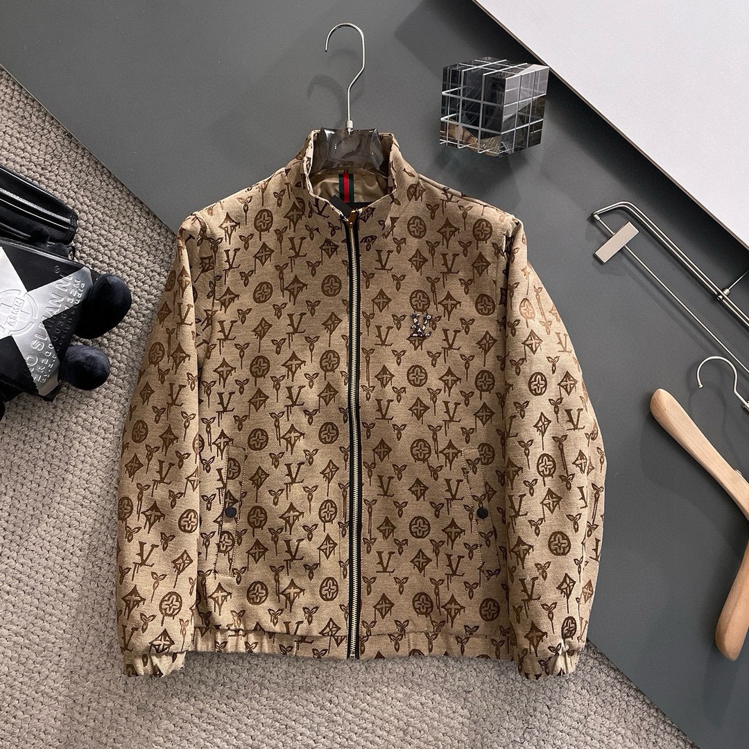 NO:571543,Lv 2025 autumn new jacket, the new product in the show is perfect, double-sided, comfortable and warm, complete with three labels, full and attractive color, very brilliant design, easily upgrades the fashion sense, extremely elegant and rigorous workmanship, neat and meticulous wiring, big-name designer masterpiece, the upper body does not look bloated, super handsome, ready-made size M ~ XXXL,, louis vuitton, jackets & coats, jackets & coats, alexander wang19860909Lv 2025秋季新款夹克外套,秀场新品品相非常完美,双面穿舒适保暖,三标齐全色泽饱满诱人,非常出彩的设计,轻松将时髦感进阶,做工极为考究严谨,走线工整细致大牌设计师巨作上身不显臃肿、超级帅气现货码数M ～ XXXL,,louis vuitton,jackets & coats,jackets & coats,alexander wang,Men's clothing