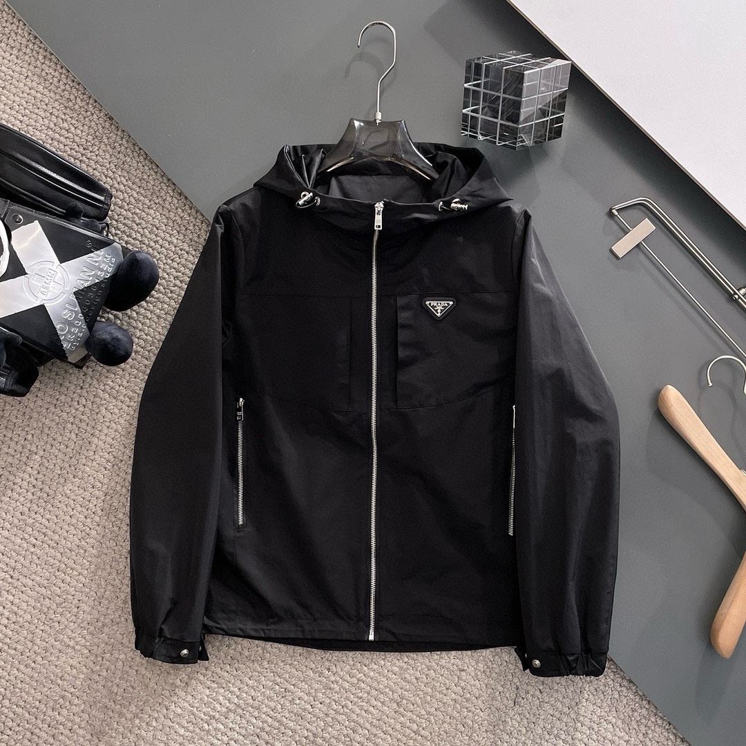 NO:571546,Prada 2025 new autumn jacket, the new product on the show is in perfect condition, double-sided, comfortable and warm, complete with three labels, full of attractive colors, very outstanding design, easily upgrades the sense of fashion, extremely elegant and rigorous workmanship, neat and meticulous wiring, big-name designer masterpiece, the upper body does not look bloated, super handsome, ready-made size M ~ XXXL,, prada, jackets & coats, jackets & coats, alexander wang19860909普拉达 2025秋季新款夹克外套,秀场新品品相非常完美,双面穿舒适保暖,三标齐全色泽饱满诱人,非常出彩的设计,轻松将时髦感进阶,做工极为考究严谨,走线工整细致大牌设计师巨作上身不显臃肿、超级帅气现货码数M ～ XXXL,,prada,jackets & coats,jackets & coats,alexander wang,Men's clothing