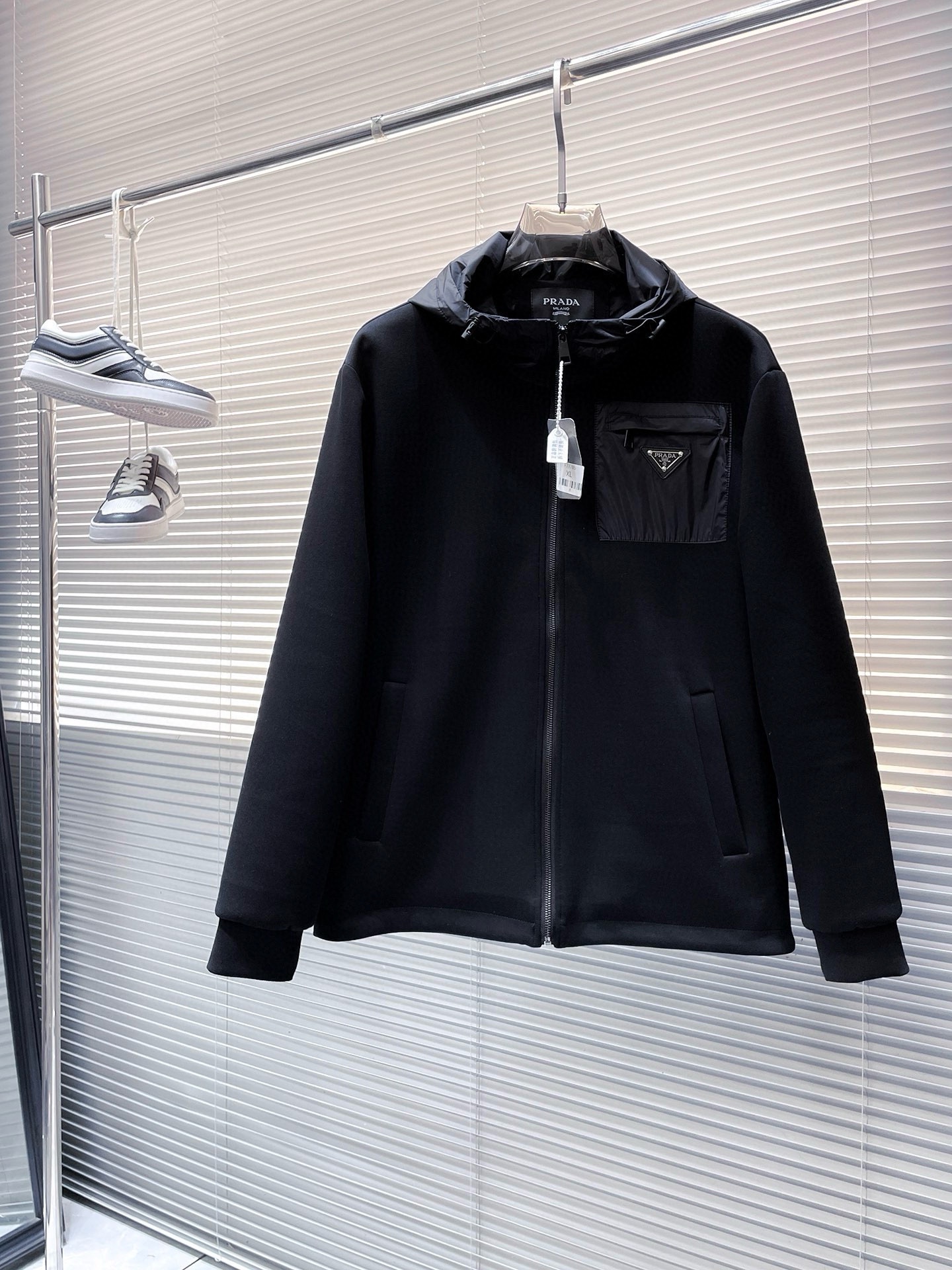 NO:524050,Prada 2025 autumn new casual jacket jacket, the latest fashionable casual zipper jacket, fashionable hooded jacket jacket! Made of professionally customized light and thin technical fabrics, the surface is neat and smooth and shiny, and the texture is obvious through the screen. The upper body is comfortable, light and not stuffy, giving you the most enjoyable wearing experience!  Exquisite auxiliary materials logo accessories!  It perfectly enhances the overall sense of luxury and class, and can get a high-end luxury atmosphere at a glance! The basic conventional hooded jacket style cut is versatile and simple on the upper body, and it is easy to deal with various occasions and environments. It is undoubtedly a must-have item for daily commuting! Size M-3XL placing an order to report height and weight!  ,,prada,jackets & coats,jackets & coats,hats,alexander wang19860909普拉达 2025秋季新款休闲夹克外套,最新时尚休闲拉链夹克,时尚连帽夹克外套!专业定制的轻薄科技面料制成,表面整洁光滑且富有光泽,质感透过屏幕都显而易见,上身舒适轻盈不闷热, 给你最为享受的穿着体验！精致辅料Logo配饰！完美提升了整体的奢华档次感,一眼就能Get到的高端奢华气息!基础常规的连帽夹克版型裁剪,上身百搭简约不挑人,轻松应对各种场合与环境,属于日常通勤必备的臻品无疑!尺码M-3XL下单报身高体重！,,prada,jackets & coats,jackets & coats,hats,alexander wang,Men's clothing