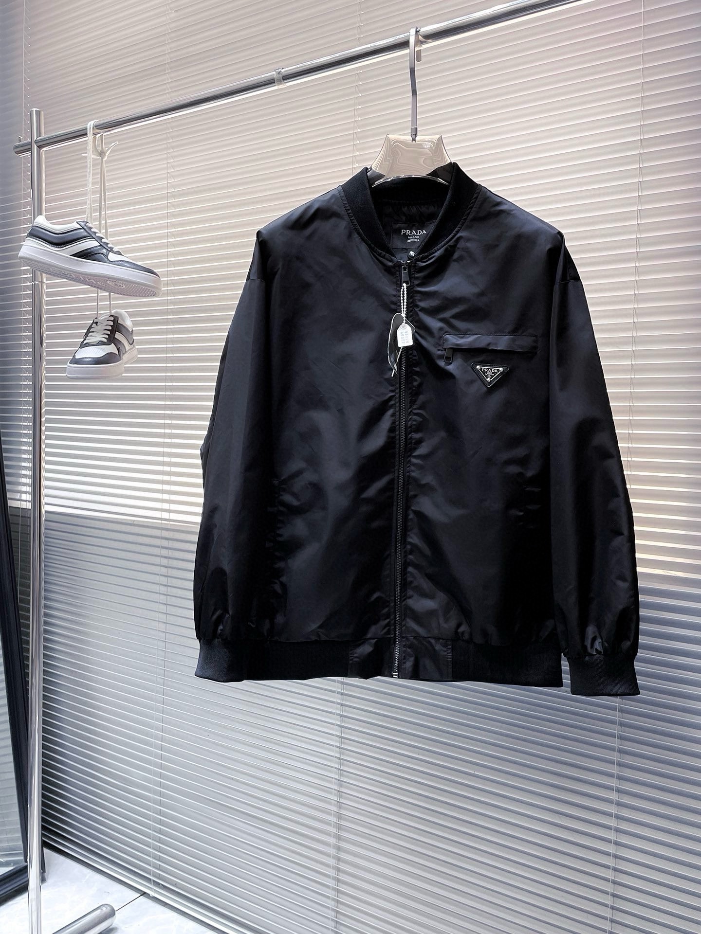 NO:524051,Prada 2025 autumn new casual jacket jacket, the latest fashionable casual zipper jacket, fashionable jacket! Made of professionally customized light and thin technical fabrics, the surface is neat and smooth and shiny, and the texture is obvious through the screen. The upper body is comfortable, light and not stuffy, giving you the most enjoyable wearing experience!  Exquisite auxiliary materials logo accessories!  It perfectly enhances the overall sense of luxury and class, and can get a high-end luxury atmosphere at a glance! The basic conventional hooded jacket style cut is versatile and simple on the upper body, and it is easy to deal with various occasions and environments. It is undoubtedly a must-have item for daily commuting! Size M-3XL placing an order to report height and weight!  ,,prada,jackets & coats,jackets & coats,hats,alexander wang19860909普拉达 2025秋季新款休闲夹克外套,最新时尚休闲拉链夹克,时尚夹克外套!专业定制的轻薄科技面料制成,表面整洁光滑且富有光泽,质感透过屏幕都显而易见,上身舒适轻盈不闷热, 给你最为享受的穿着体验！精致辅料Logo配饰！完美提升了整体的奢华档次感,一眼就能Get到的高端奢华气息!基础常规的连帽夹克版型裁剪,上身百搭简约不挑人,轻松应对各种场合与环境,属于日常通勤必备的臻品无疑!尺码M-3XL下单报身高体重！,,prada,jackets & coats,jackets & coats,hats,alexander wang,Men's clothing