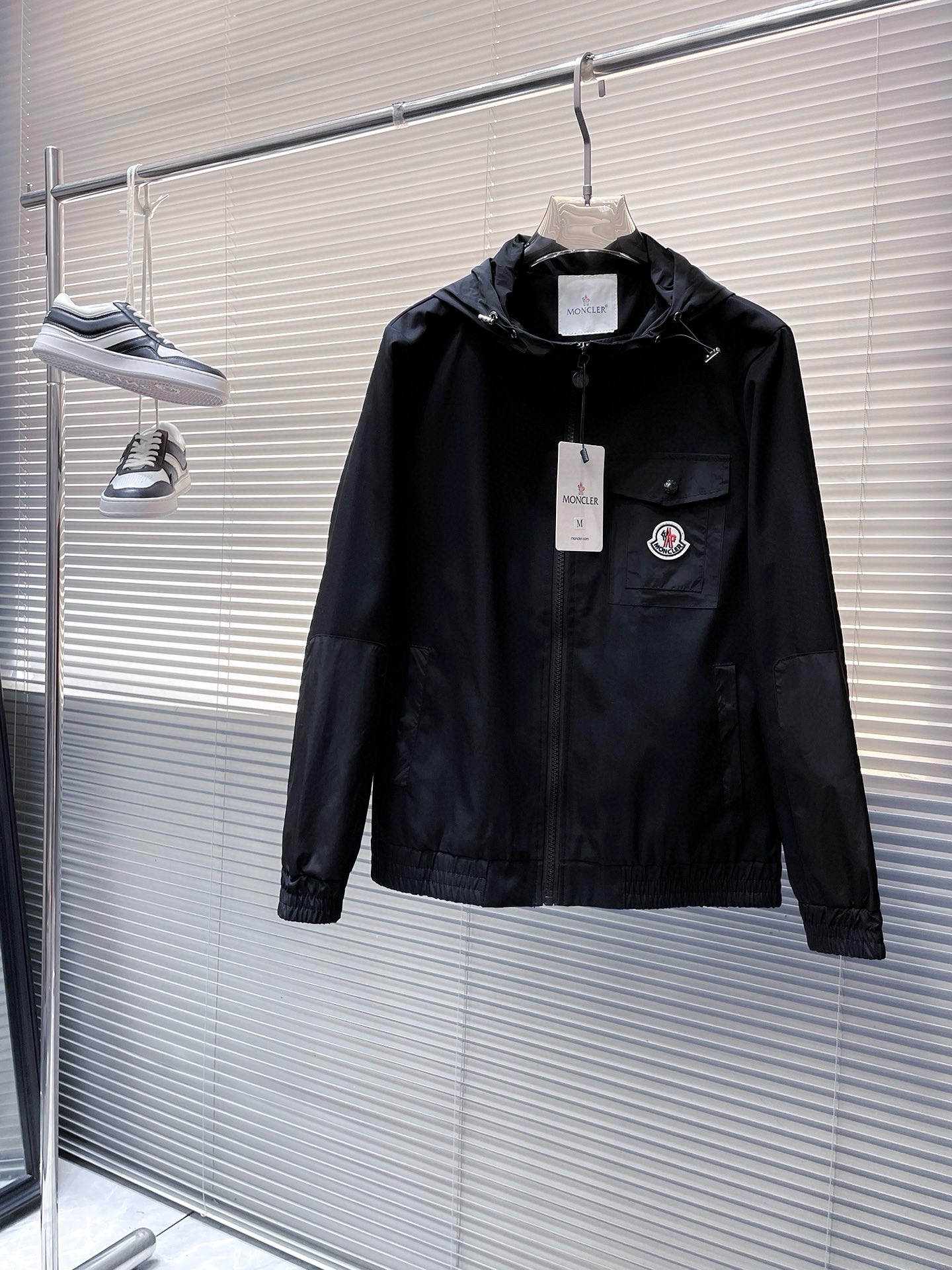 NO:524054,The new casual jacket for 2025 autumn, the latest fashionable casual zipper jacket, and the fashionable hooded jacket! Made of professionally customized light and thin technical fabrics, the surface is neat and smooth and shiny, and the texture is obvious through the screen. The upper body is comfortable, light and not stuffy, giving you the most enjoyable wearing experience!  Exquisite auxiliary materials logo accessories!  It perfectly enhances the overall sense of luxury and class, and can get a high-end luxury atmosphere at a glance! The basic conventional hooded jacket style cut is versatile and simple on the upper body, and it is easy to deal with various occasions and environments. It is undoubtedly a must-have item for daily commuting! Size M-3XL placing an order to report height and weight!  ,Moncler,jackets & coats,jackets & coats,hats,alexander wang19860909蒙口 2025秋季新款休闲夹克外套,最新时尚休闲拉链夹克,时尚连帽夹克外套!专业定制的轻薄科技面料制成,表面整洁光滑且富有光泽,质感透过屏幕都显而易见,上身舒适轻盈不闷热, 给你最为享受的穿着体验！精致辅料Logo配饰！完美提升了整体的奢华档次感,一眼就能Get到的高端奢华气息!基础常规的连帽夹克版型裁剪,上身百搭简约不挑人,轻松应对各种场合与环境,属于日常通勤必备的臻品无疑!尺码M-3XL下单报身高体重！,,Moncler,jackets & coats,jackets & coats,hats,alexander wang,Men's clothing