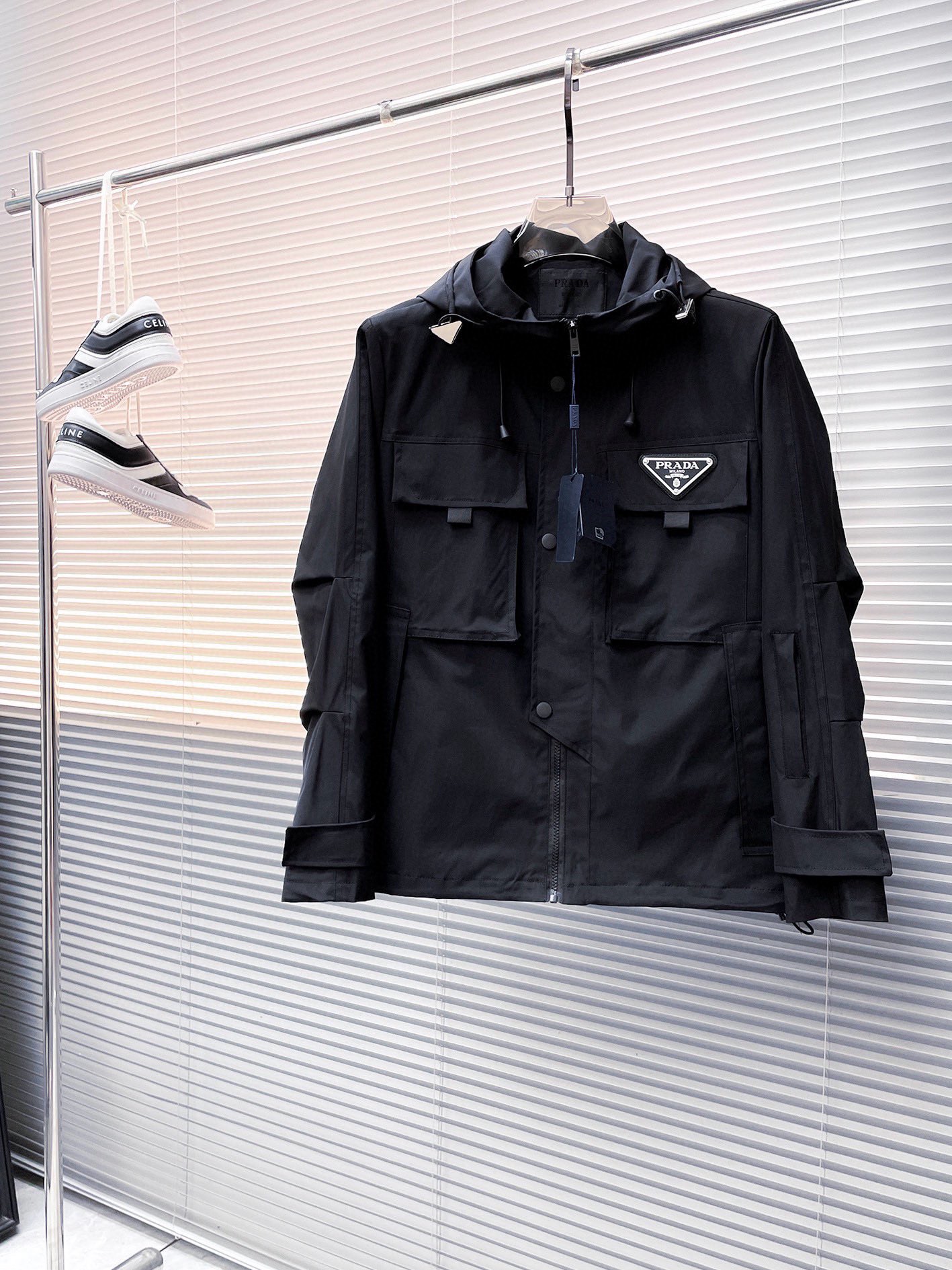 NO:524060,Prada 2025 autumn new casual jacket jacket, the latest fashionable casual zipper jacket, fashionable hooded jacket jacket! Made of professionally customized light and thin technical fabrics, the surface is neat and smooth and shiny, and the texture is obvious through the screen. The upper body is comfortable, light and not stuffy, giving you the most enjoyable wearing experience!  Exquisite auxiliary materials logo accessories!  It perfectly enhances the overall sense of luxury and class, and can get a high-end luxury atmosphere at a glance! The basic conventional hooded jacket style cut is versatile and simple on the upper body, and it is easy to deal with various occasions and environments. It is undoubtedly a must-have item for daily commuting! Size M-3XL placing an order to report height and weight!  ,,prada,jackets & coats,jackets & coats,hats,alexander wang19860909普拉达 2025秋季新款休闲夹克外套,最新时尚休闲拉链夹克,时尚连帽夹克外套!专业定制的轻薄科技面料制成,表面整洁光滑且富有光泽,质感透过屏幕都显而易见,上身舒适轻盈不闷热, 给你最为享受的穿着体验！精致辅料Logo配饰！完美提升了整体的奢华档次感,一眼就能Get到的高端奢华气息!基础常规的连帽夹克版型裁剪,上身百搭简约不挑人,轻松应对各种场合与环境,属于日常通勤必备的臻品无疑!尺码M-3XL下单报身高体重！,,prada,jackets & coats,jackets & coats,hats,alexander wang,Men's clothing