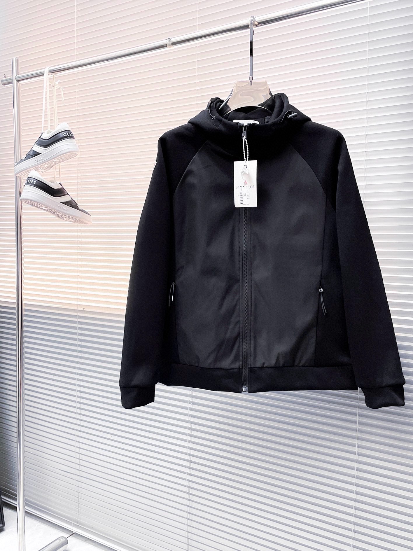 NO:524063,The new casual jacket for 2025 autumn, the latest fashionable casual zipper jacket, and the fashionable hooded jacket! Made of professionally customized light and thin technical fabrics, the surface is neat and smooth and shiny, and the texture is obvious through the screen. The upper body is comfortable, light and not stuffy, giving you the most enjoyable wearing experience!  Exquisite auxiliary materials logo accessories!  It perfectly enhances the overall sense of luxury and class, and can get a high-end luxury atmosphere at a glance! The basic conventional hooded jacket style cut is versatile and simple on the upper body, and it is easy to deal with various occasions and environments. It is undoubtedly a must-have item for daily commuting! Size M-3XL placing an order to report height and weight!  ,Moncler,jackets & coats,jackets & coats,hats,alexander wang19860909蒙口 2025秋季新款休闲夹克外套,最新时尚休闲拉链夹克,时尚连帽夹克外套!专业定制的轻薄科技面料制成,表面整洁光滑且富有光泽,质感透过屏幕都显而易见,上身舒适轻盈不闷热, 给你最为享受的穿着体验！精致辅料Logo配饰！完美提升了整体的奢华档次感,一眼就能Get到的高端奢华气息!基础常规的连帽夹克版型裁剪,上身百搭简约不挑人,轻松应对各种场合与环境,属于日常通勤必备的臻品无疑!尺码M-3XL下单报身高体重！,,Moncler,jackets & coats,jackets & coats,hats,alexander wang,Men's clothing