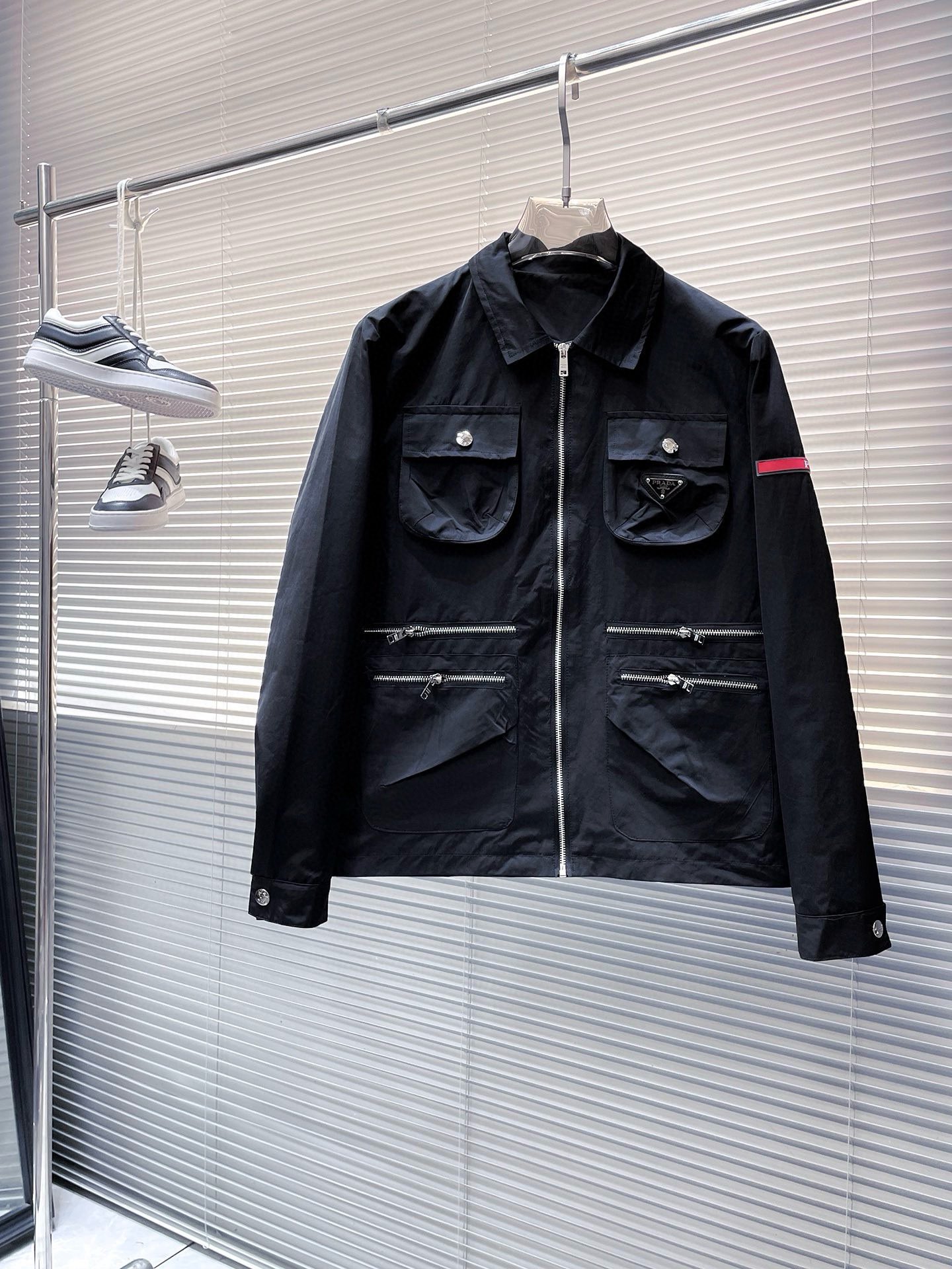 NO:524066,Prada 2025 autumn new casual jacket jacket, the latest fashionable casual zipper jacket, fashionable hooded jacket jacket! Made of professionally customized light and thin technical fabrics, the surface is neat and smooth and shiny, and the texture is obvious through the screen. The upper body is comfortable, light and not stuffy, giving you the most enjoyable wearing experience!  Exquisite auxiliary materials logo accessories!  It perfectly enhances the overall sense of luxury and class, and can get a high-end luxury atmosphere at a glance! The basic conventional hooded jacket style cut is versatile and simple on the upper body, and it is easy to deal with various occasions and environments. It is undoubtedly a must-have item for daily commuting! Size M-3XL placing an order to report height and weight!  ,,prada,jackets & coats,jackets & coats,hats,alexander wang19860909普拉达 2025秋季新款休闲夹克外套,最新时尚休闲拉链夹克,时尚连帽夹克外套!专业定制的轻薄科技面料制成,表面整洁光滑且富有光泽,质感透过屏幕都显而易见,上身舒适轻盈不闷热, 给你最为享受的穿着体验！精致辅料Logo配饰！完美提升了整体的奢华档次感,一眼就能Get到的高端奢华气息!基础常规的连帽夹克版型裁剪,上身百搭简约不挑人,轻松应对各种场合与环境,属于日常通勤必备的臻品无疑!尺码M-3XL下单报身高体重！,,prada,jackets & coats,jackets & coats,hats,alexander wang,Men's clothing