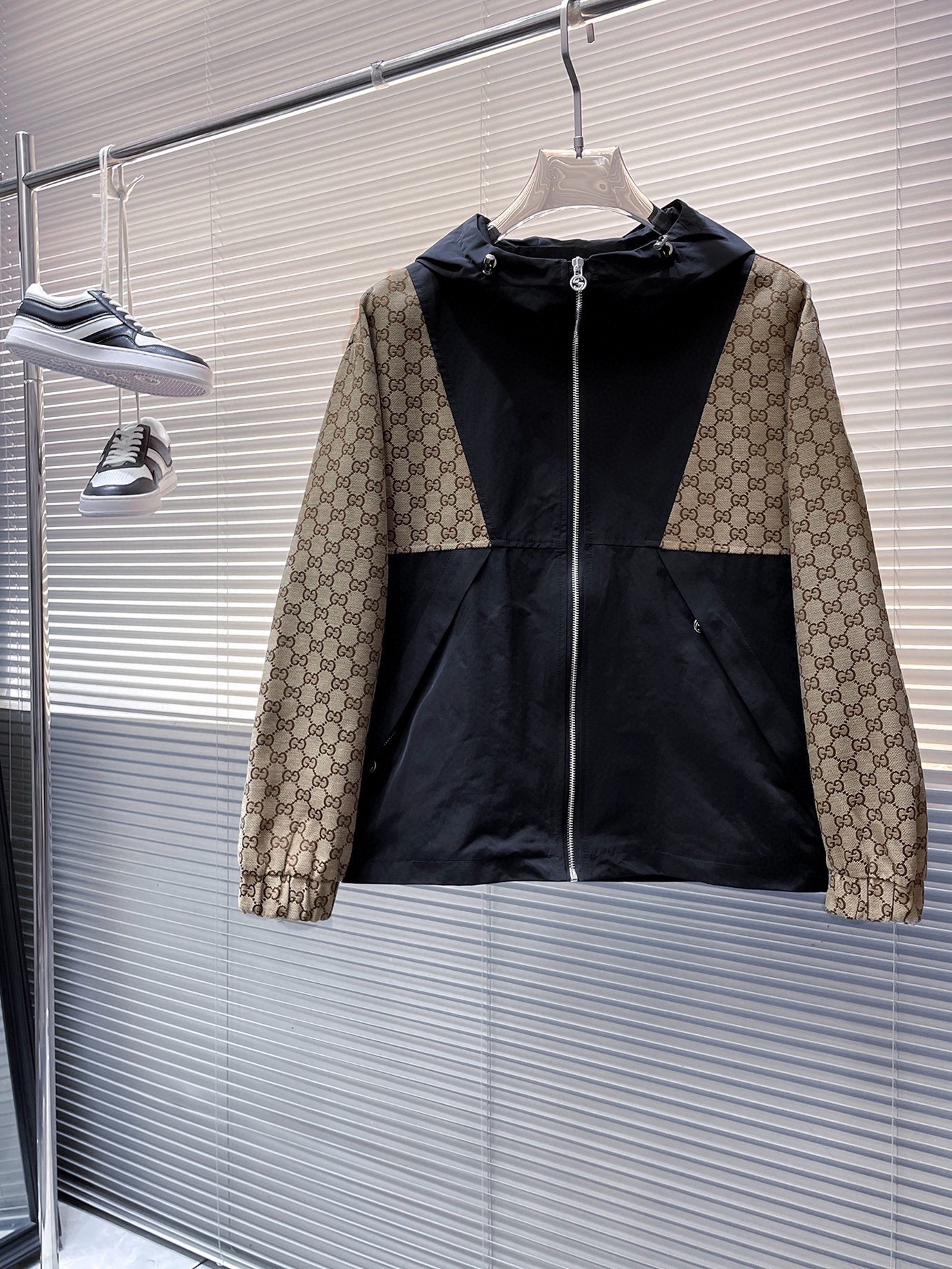 NO:524076,Gucci 2025 autumn new casual jacket jacket, the latest fashionable casual zipper jacket, fashionable hooded jacket jacket! Made of professionally customized light and thin technical fabrics, the surface is neat and smooth and shiny, and the texture is obvious through the screen. The upper body is comfortable, light and not stuffy, giving you the most enjoyable wearing experience!  Exquisite auxiliary materials logo accessories!  It perfectly enhances the overall sense of luxury and class, and can get a high-end luxury atmosphere at a glance! The basic conventional hooded jacket style cut is versatile and simple on the upper body, and it is easy to deal with various occasions and environments. It is undoubtedly a must-have item for daily commuting! Size M-3XL placing an order to report height and weight!  , gucci,jackets & coats,jackets & coats,hats,alexander wang19860909古驰 2025秋季新款休闲夹克外套,最新时尚休闲拉链夹克,时尚连帽夹克外套!专业定制的轻薄科技面料制成,表面整洁光滑且富有光泽,质感透过屏幕都显而易见,上身舒适轻盈不闷热, 给你最为享受的穿着体验！精致辅料Logo配饰！完美提升了整体的奢华档次感,一眼就能Get到的高端奢华气息!基础常规的连帽夹克版型裁剪,上身百搭简约不挑人,轻松应对各种场合与环境,属于日常通勤必备的臻品无疑!尺码M-3XL下单报身高体重！,,gucci,jackets & coats,jackets & coats,hats,alexander wang,Men's clothing