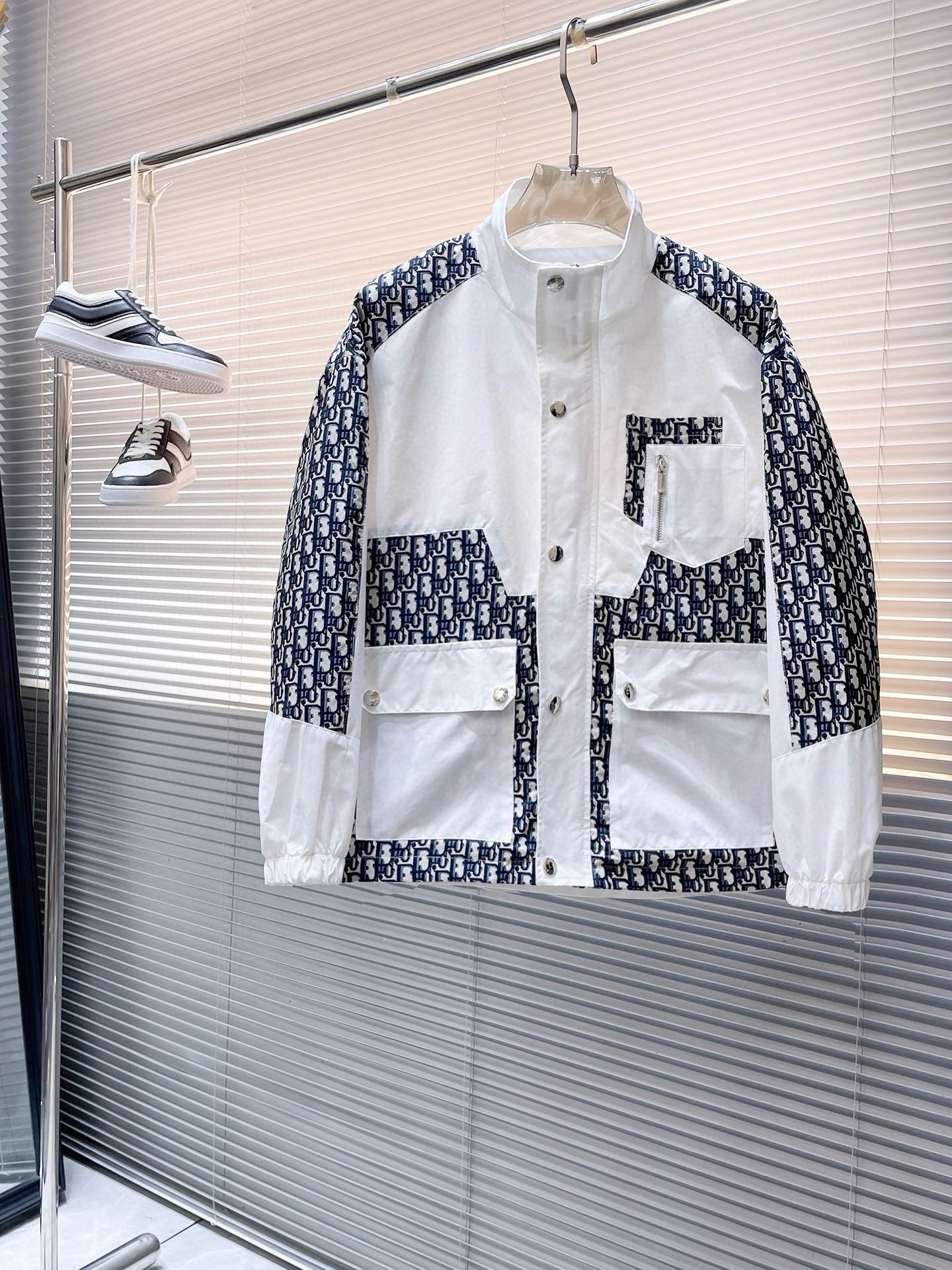 NO:524078,Dior 2025 autumn new casual jacket jacket, the latest fashionable casual zipper jacket, fashionable hooded jacket jacket! Made of professionally customized light and thin technical fabrics, the surface is neat and smooth and shiny, and the texture is obvious through the screen. The upper body is comfortable, light and not stuffy, giving you the most enjoyable wearing experience!  Exquisite auxiliary materials logo accessories!  It perfectly enhances the overall sense of luxury and class, and can get a high-end luxury atmosphere at a glance! The basic conventional hooded jacket style cut is versatile and simple on the upper body, and it is easy to deal with various occasions and environments. It is undoubtedly a must-have item for daily commuting! Size M-3XL placing an order to report height and weight!  ,dior,jackets & coats,jackets & coats,hats,alexander wang19860909迪奥 2025秋季新款休闲夹克外套,最新时尚休闲拉链夹克,时尚连帽夹克外套!专业定制的轻薄科技面料制成,表面整洁光滑且富有光泽,质感透过屏幕都显而易见,上身舒适轻盈不闷热, 给你最为享受的穿着体验！精致辅料Logo配饰！完美提升了整体的奢华档次感,一眼就能Get到的高端奢华气息!基础常规的连帽夹克版型裁剪,上身百搭简约不挑人,轻松应对各种场合与环境,属于日常通勤必备的臻品无疑!尺码M-3XL下单报身高体重！,,dior,jackets & coats,jackets & coats,hats,alexander wang,Men's clothing