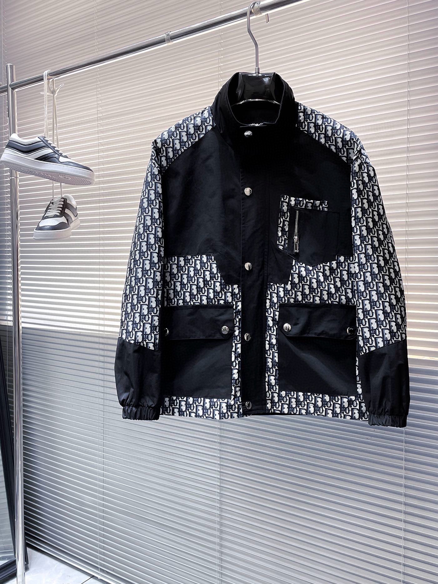 NO:524056,Dior 2025 autumn new casual jacket jacket, the latest fashionable casual zipper jacket, fashionable hooded jacket jacket! Made of professionally customized light and thin technical fabrics, the surface is neat and smooth and shiny, and the texture is obvious through the screen. The upper body is comfortable, light and not stuffy, giving you the most enjoyable wearing experience!  Exquisite auxiliary materials logo accessories!  It perfectly enhances the overall sense of luxury and class, and can get a high-end luxury atmosphere at a glance! The basic conventional hooded jacket style cut is versatile and simple on the upper body, and it is easy to deal with various occasions and environments. It is undoubtedly a must-have item for daily commuting! Size M-3XL placing an order to report height and weight!  ,dior,jackets & coats,jackets & coats,hats,alexander wang19860909迪奥 2025秋季新款休闲夹克外套,最新时尚休闲拉链夹克,时尚连帽夹克外套!专业定制的轻薄科技面料制成,表面整洁光滑且富有光泽,质感透过屏幕都显而易见,上身舒适轻盈不闷热, 给你最为享受的穿着体验！精致辅料Logo配饰！完美提升了整体的奢华档次感,一眼就能Get到的高端奢华气息!基础常规的连帽夹克版型裁剪,上身百搭简约不挑人,轻松应对各种场合与环境,属于日常通勤必备的臻品无疑!尺码M-3XL下单报身高体重！,,dior,jackets & coats,jackets & coats,hats,alexander wang,Men's clothing