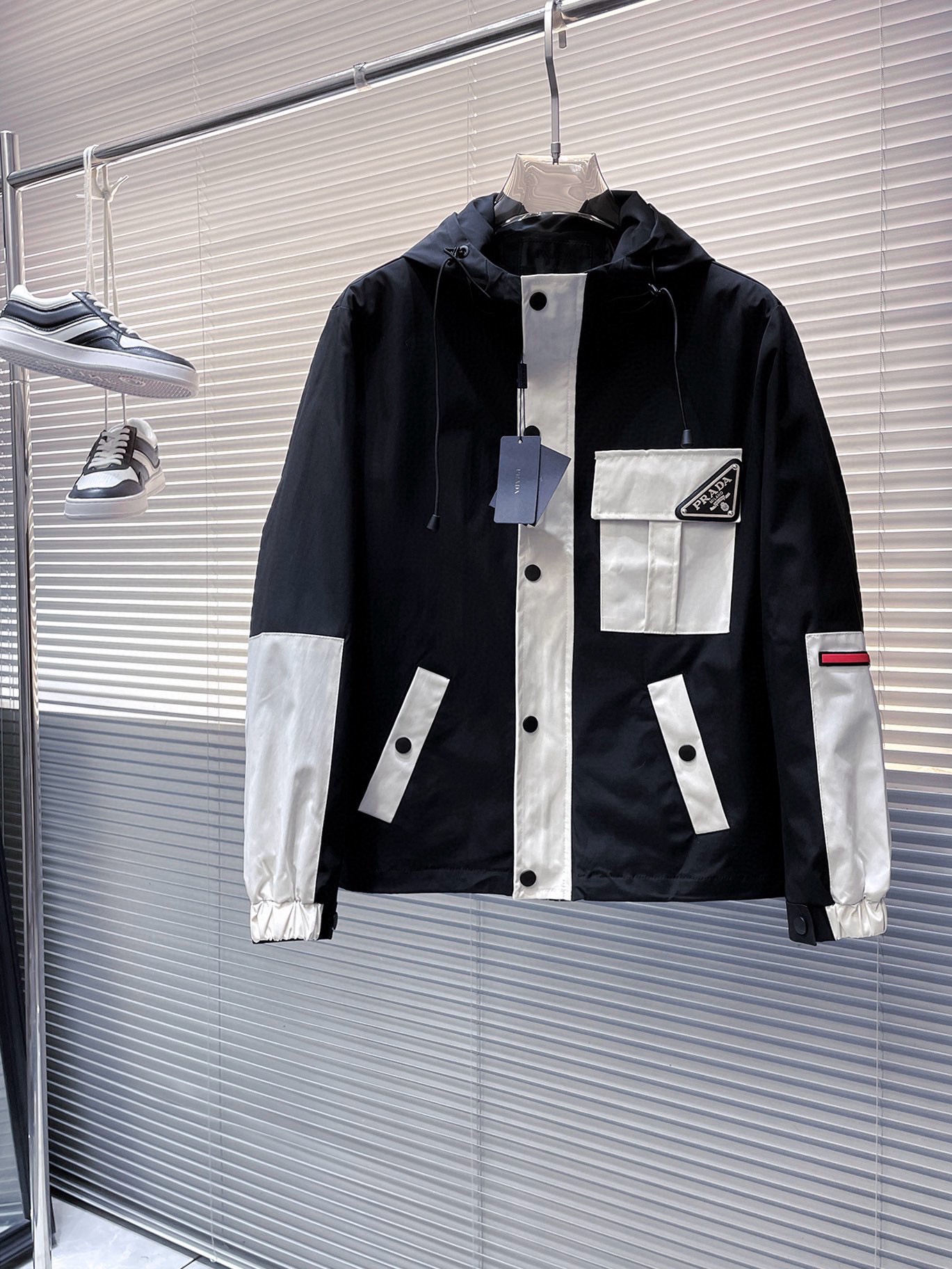 NO:524053,Prada 2025 autumn new casual jacket jacket, the latest fashionable casual zipper jacket, fashionable hooded jacket jacket! Made of professionally customized light and thin technical fabrics, the surface is neat and smooth and shiny, and the texture is obvious through the screen. The upper body is comfortable, light and not stuffy, giving you the most enjoyable wearing experience!  Exquisite auxiliary materials logo accessories!  It perfectly enhances the overall sense of luxury and class, and can get a high-end luxury atmosphere at a glance! The basic conventional hooded jacket style cut is versatile and simple on the upper body, and it is easy to deal with various occasions and environments. It is undoubtedly a must-have item for daily commuting! Size M-3XL placing an order to report height and weight!  ,,prada,jackets & coats,jackets & coats,hats,alexander wang19860909普拉达 2025秋季新款休闲夹克外套,最新时尚休闲拉链夹克,时尚连帽夹克外套!专业定制的轻薄科技面料制成,表面整洁光滑且富有光泽,质感透过屏幕都显而易见,上身舒适轻盈不闷热, 给你最为享受的穿着体验！精致辅料Logo配饰！完美提升了整体的奢华档次感,一眼就能Get到的高端奢华气息!基础常规的连帽夹克版型裁剪,上身百搭简约不挑人,轻松应对各种场合与环境,属于日常通勤必备的臻品无疑!尺码M-3XL下单报身高体重！,,prada,jackets & coats,jackets & coats,hats,alexander wang,Men's clothing