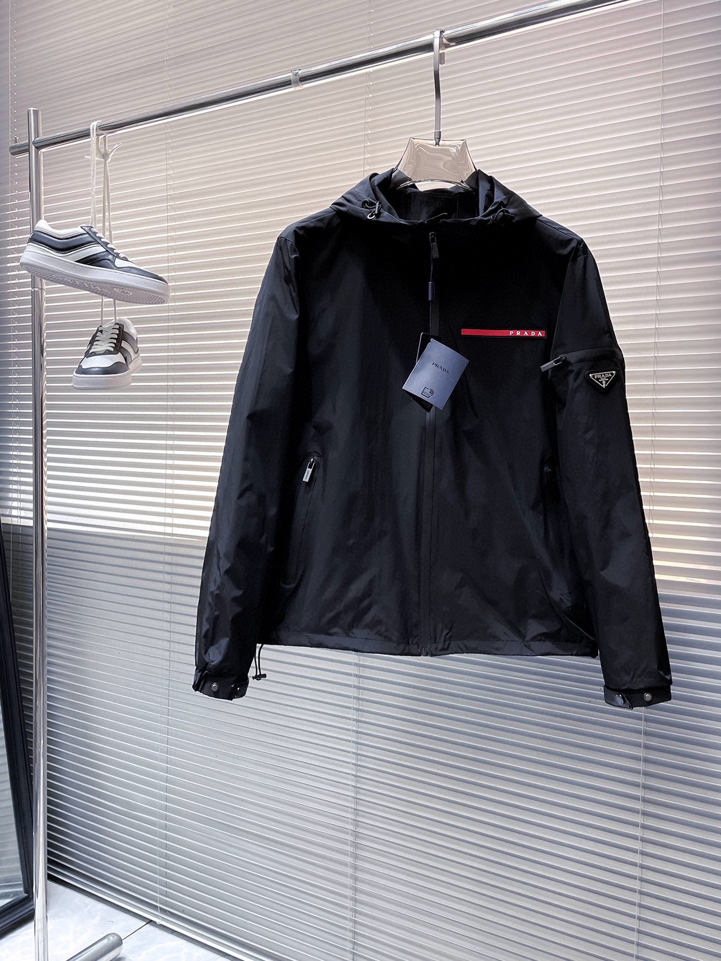 NO:524059,Prada 2025 autumn new casual jacket jacket, the latest fashionable casual zipper jacket, fashionable hooded jacket jacket! Made of professionally customized light and thin technical fabrics, the surface is neat and smooth and shiny, and the texture is obvious through the screen. The upper body is comfortable, light and not stuffy, giving you the most enjoyable wearing experience!  Exquisite auxiliary materials logo accessories!  It perfectly enhances the overall sense of luxury and class, and can get a high-end luxury atmosphere at a glance! The basic conventional hooded jacket style cut is versatile and simple on the upper body, and it is easy to deal with various occasions and environments. It is undoubtedly a must-have item for daily commuting! Size M-3XL placing an order to report height and weight!  ,,prada,jackets & coats,jackets & coats,hats,alexander wang19860909普拉达 2025秋季新款休闲夹克外套,最新时尚休闲拉链夹克,时尚连帽夹克外套!专业定制的轻薄科技面料制成,表面整洁光滑且富有光泽,质感透过屏幕都显而易见,上身舒适轻盈不闷热, 给你最为享受的穿着体验！精致辅料Logo配饰！完美提升了整体的奢华档次感,一眼就能Get到的高端奢华气息!基础常规的连帽夹克版型裁剪,上身百搭简约不挑人,轻松应对各种场合与环境,属于日常通勤必备的臻品无疑!尺码M-3XL下单报身高体重！,,prada,jackets & coats,jackets & coats,hats,alexander wang,Men's clothing