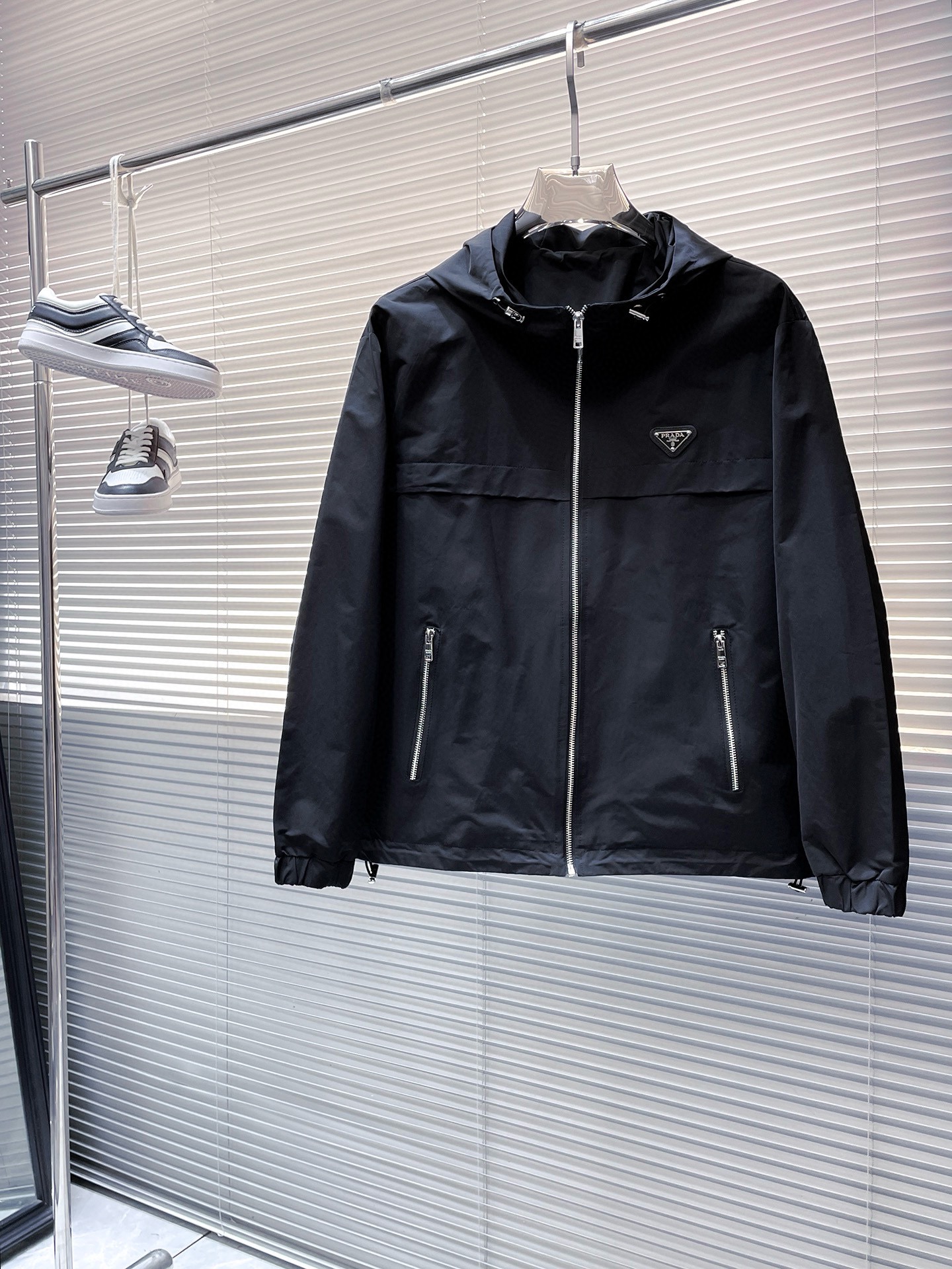 NO:524074,Prada 2025 autumn new casual jacket jacket, the latest fashionable casual zipper jacket, fashionable hooded jacket jacket! Made of professionally customized light and thin technical fabrics, the surface is neat and smooth and shiny, and the texture is obvious through the screen. The upper body is comfortable, light and not stuffy, giving you the most enjoyable wearing experience!  Exquisite auxiliary materials logo accessories!  It perfectly enhances the overall sense of luxury and class, and can get a high-end luxury atmosphere at a glance! The basic conventional hooded jacket style cut is versatile and simple on the upper body, and it is easy to deal with various occasions and environments. It is undoubtedly a must-have item for daily commuting! Size M-3XL placing an order to report height and weight!  ,,prada,jackets & coats,jackets & coats,hats,alexander wang19860909普拉达 2025秋季新款休闲夹克外套,最新时尚休闲拉链夹克,时尚连帽夹克外套!专业定制的轻薄科技面料制成,表面整洁光滑且富有光泽,质感透过屏幕都显而易见,上身舒适轻盈不闷热, 给你最为享受的穿着体验！精致辅料Logo配饰！完美提升了整体的奢华档次感,一眼就能Get到的高端奢华气息!基础常规的连帽夹克版型裁剪,上身百搭简约不挑人,轻松应对各种场合与环境,属于日常通勤必备的臻品无疑!尺码M-3XL下单报身高体重！,,prada,jackets & coats,jackets & coats,hats,alexander wang,Men's clothing