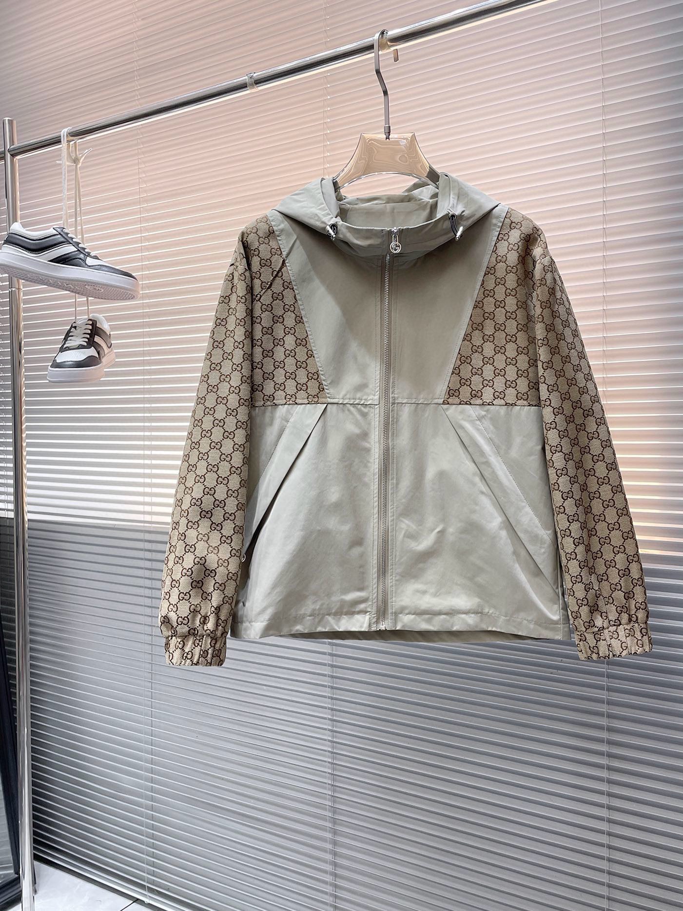 NO:524071,Gucci 2025 autumn new casual jacket jacket, the latest fashionable casual zipper jacket, fashionable hooded jacket jacket! Made of professionally customized light and thin technical fabrics, the surface is neat and smooth and shiny, and the texture is obvious through the screen. The upper body is comfortable, light and not stuffy, giving you the most enjoyable wearing experience!  Exquisite auxiliary materials logo accessories!  It perfectly enhances the overall sense of luxury and class, and can get a high-end luxury atmosphere at a glance! The basic conventional hooded jacket style cut is versatile and simple on the upper body, and it is easy to deal with various occasions and environments. It is undoubtedly a must-have item for daily commuting! Size M-3XL placing an order to report height and weight!  , gucci,jackets & coats,jackets & coats,hats,alexander wang19860909古驰 2025秋季新款休闲夹克外套,最新时尚休闲拉链夹克,时尚连帽夹克外套!专业定制的轻薄科技面料制成,表面整洁光滑且富有光泽,质感透过屏幕都显而易见,上身舒适轻盈不闷热, 给你最为享受的穿着体验！精致辅料Logo配饰！完美提升了整体的奢华档次感,一眼就能Get到的高端奢华气息!基础常规的连帽夹克版型裁剪,上身百搭简约不挑人,轻松应对各种场合与环境,属于日常通勤必备的臻品无疑!尺码M-3XL下单报身高体重！,,gucci,jackets & coats,jackets & coats,hats,alexander wang,Men's clothing