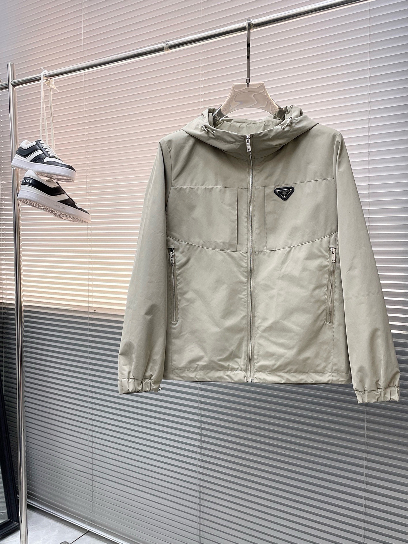 NO:524068,Prada 2025 autumn new casual jacket jacket, the latest fashionable casual zipper jacket, fashionable hooded jacket jacket! Made of professionally customized light and thin technical fabrics, the surface is neat and smooth and shiny, and the texture is obvious through the screen. The upper body is comfortable, light and not stuffy, giving you the most enjoyable wearing experience!  Exquisite auxiliary materials logo accessories!  It perfectly enhances the overall sense of luxury and class, and can get a high-end luxury atmosphere at a glance! The basic conventional hooded jacket style cut is versatile and simple on the upper body, and it is easy to deal with various occasions and environments. It is undoubtedly a must-have item for daily commuting! Size M-3XL placing an order to report height and weight!  ,,prada,jackets & coats,jackets & coats,hats,alexander wang19860909普拉达 2025秋季新款休闲夹克外套,最新时尚休闲拉链夹克,时尚连帽夹克外套!专业定制的轻薄科技面料制成,表面整洁光滑且富有光泽,质感透过屏幕都显而易见,上身舒适轻盈不闷热, 给你最为享受的穿着体验！精致辅料Logo配饰！完美提升了整体的奢华档次感,一眼就能Get到的高端奢华气息!基础常规的连帽夹克版型裁剪,上身百搭简约不挑人,轻松应对各种场合与环境,属于日常通勤必备的臻品无疑!尺码M-3XL下单报身高体重！,,prada,jackets & coats,jackets & coats,hats,alexander wang,Men's clothing