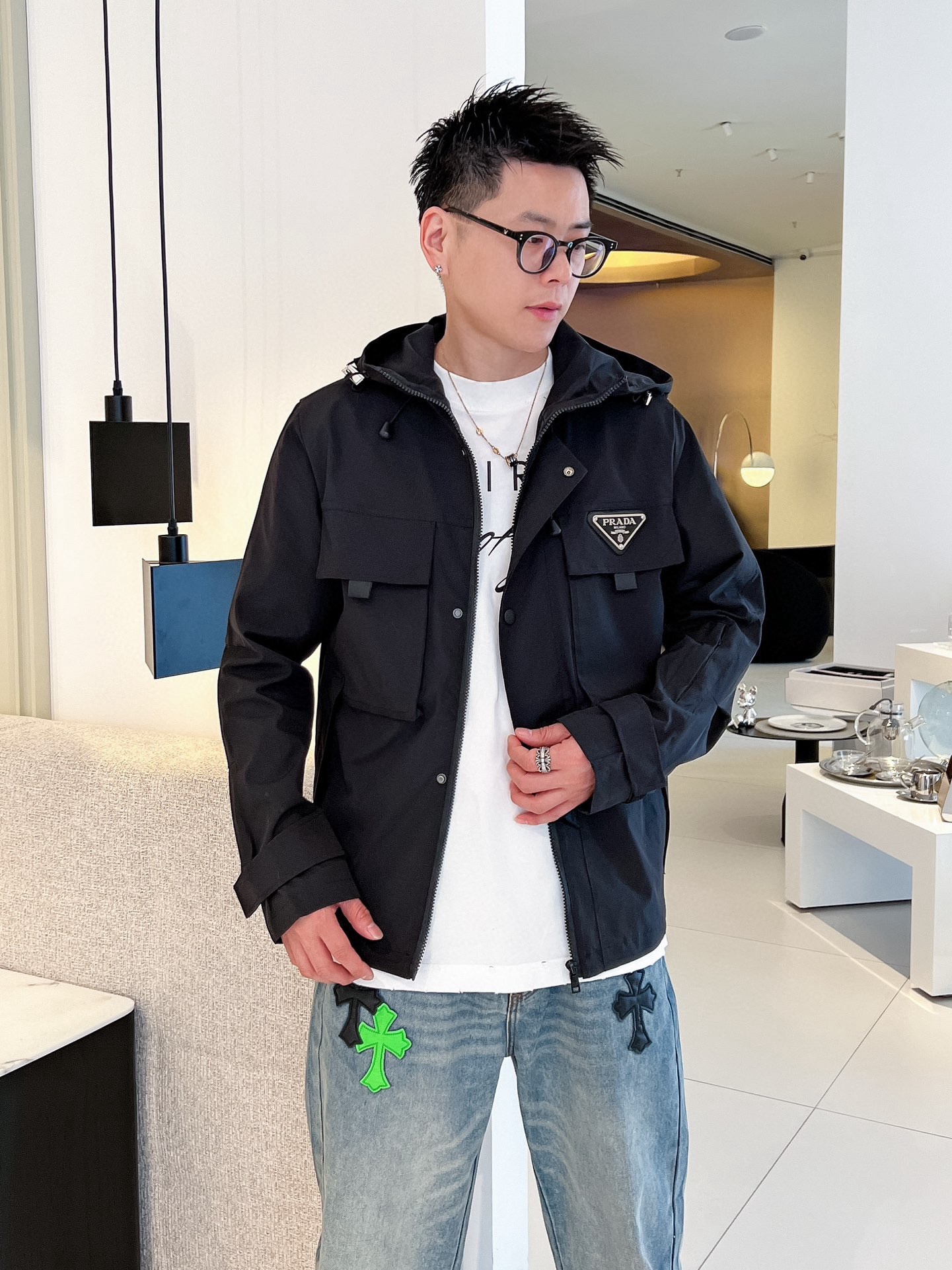 NO:530477,The same style on Prada official website, complete three standards, released in advance. 2025ss autumn new men's jacket, double-sided original single three standards, high-end version, customized counter fabric, breathable and comfortable, impeccable details, brand element design concept, reflect high quality. The feel is delicate and soft, presents casual cut, and the upper body style is superb. The number of sizes M~3XL, maximum wear 195 catties, prada, jackets & coats, jackets & coats, alexander wang19860909普拉达官网同款,三标齐全,提前发售 2025ss秋季新款男士夹克外套,双面穿原单三标齐全高端版本 专柜定制面料 透气舒适度高,细节无可挑剔,品牌元素设计理念,体现高品质.手感细腻柔软 呈现休闲裁剪,上身版型超赞 码数M～3XL,最大穿195斤,,prada,jackets & coats,jackets & coats,alexander wang,Men's clothing