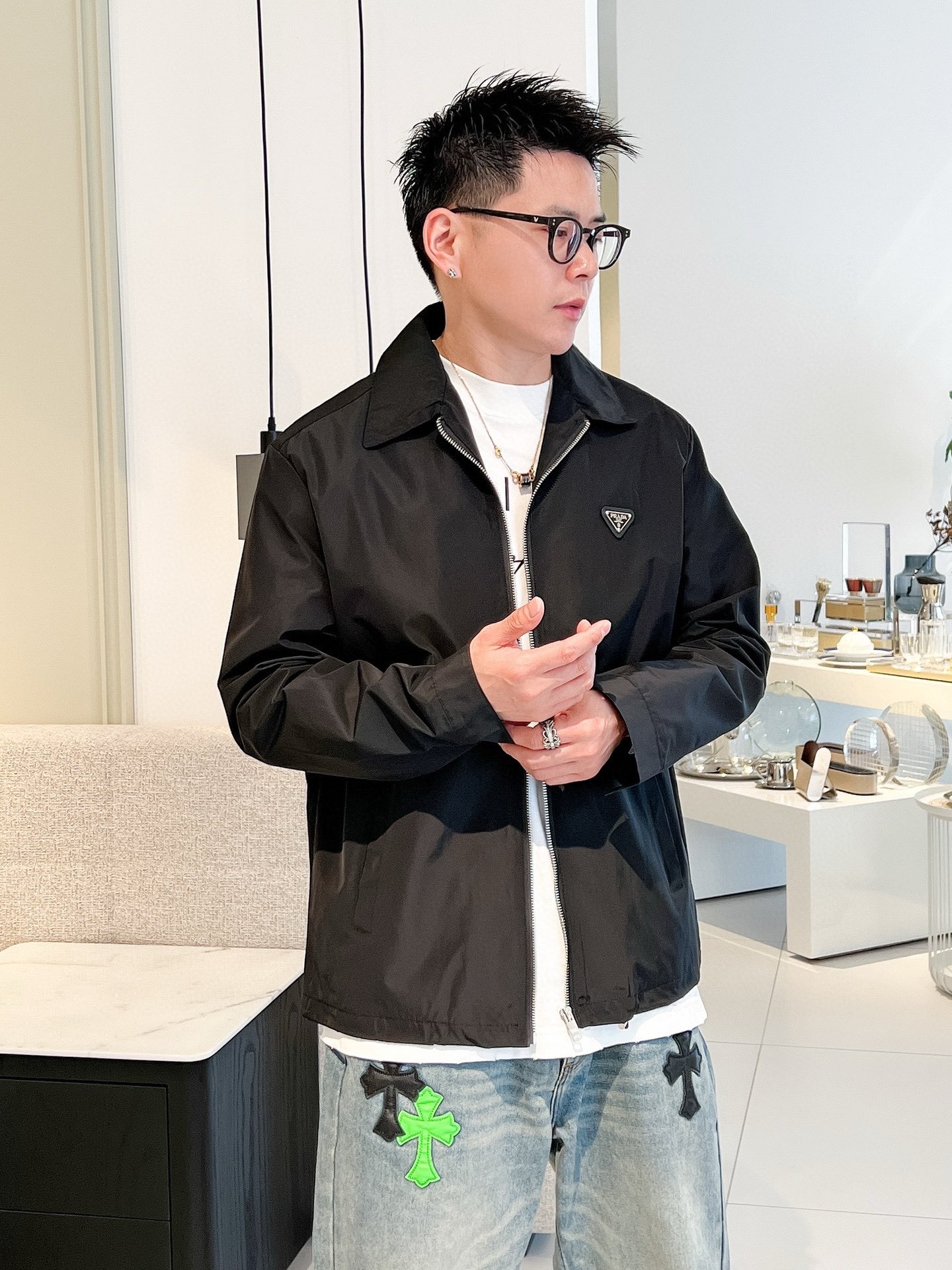 NO:530454,The same style on Prada official website, complete three standards, released in advance. 2025ss autumn new men's jacket, double-sided original single three standards, high-end version, customized counter fabric, breathable and comfortable, impeccable details, brand element design concept, reflect high quality. The feel is delicate and soft, presents casual cut, and the upper body style is superb. The number of sizes M~3XL, maximum wear 195 catties, prada, jackets & coats, jackets & coats, alexander wang19860909普拉达官网同款,三标齐全,提前发售 2025ss秋季新款男士夹克外套,双面穿原单三标齐全高端版本 专柜定制面料 透气舒适度高,细节无可挑剔,品牌元素设计理念,体现高品质.手感细腻柔软 呈现休闲裁剪,上身版型超赞 码数M～3XL,最大穿195斤,,prada,jackets & coats,jackets & coats,alexander wang,Men's clothing