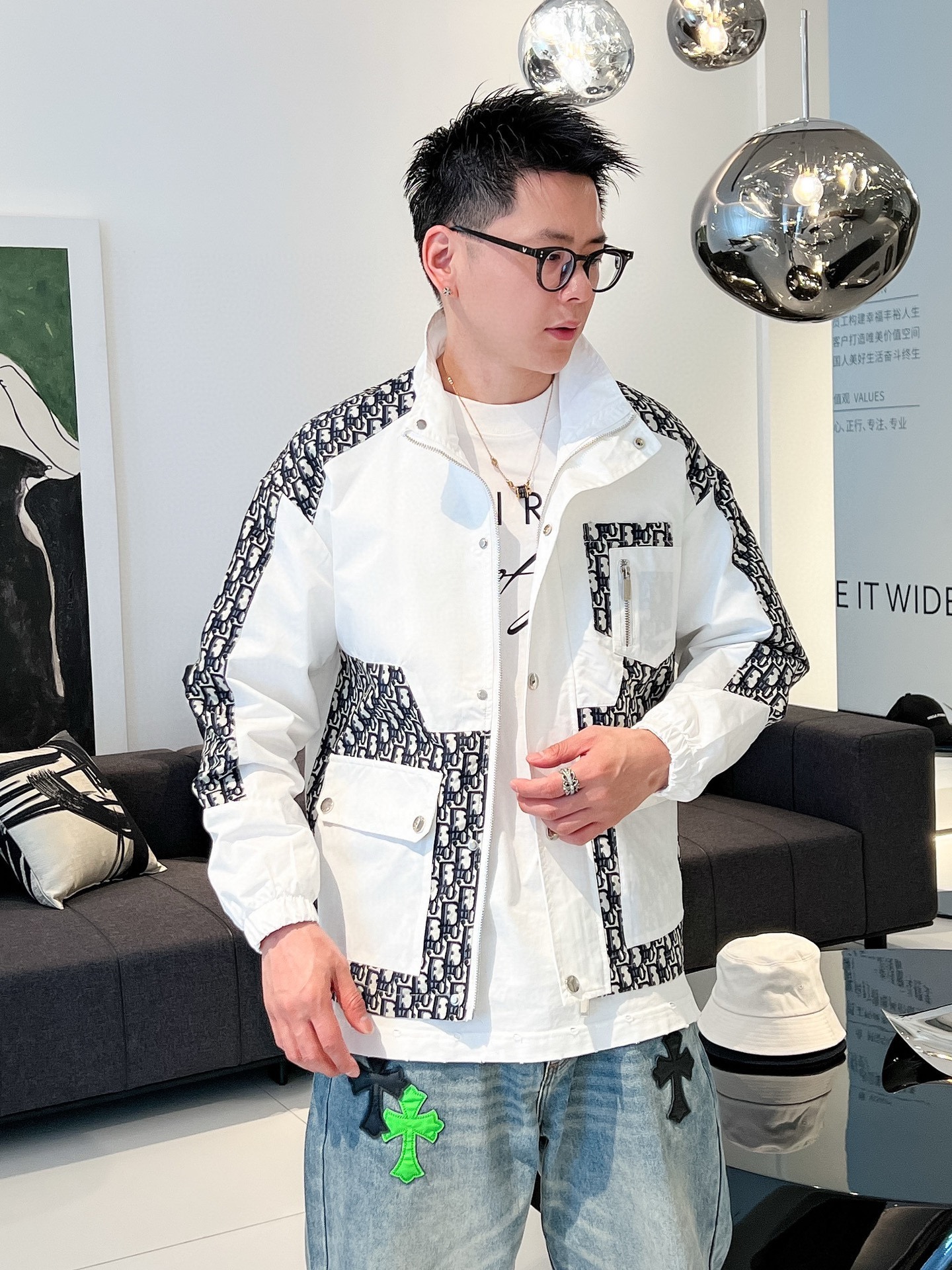 NO:530463,Dior's official website has the same style, complete three standards, and is released in advance. 2025ss autumn new men's jacket, double-sided wear original single three standards, high-end version, customized counter fabric, breathable and comfortable, impeccable details, brand element design concept, reflecting high quality. The feel is delicate and soft, presents casual cut, and the upper body style is superb. The number of sizes M~3XL, maximum wear 195 catties, dior, jackets & coats, jackets & coats, alexander wang19860909迪奥 官网同款,三标齐全,提前发售 2025ss秋季新款男士夹克外套,双面穿原单三标齐全高端版本 专柜定制面料 透气舒适度高,细节无可挑剔,品牌元素设计理念,体现高品质.手感细腻柔软 呈现休闲裁剪,上身版型超赞 码数M～3XL,最大穿195斤,,dior,jackets & coats,jackets & coats,alexander wang,Men's clothing