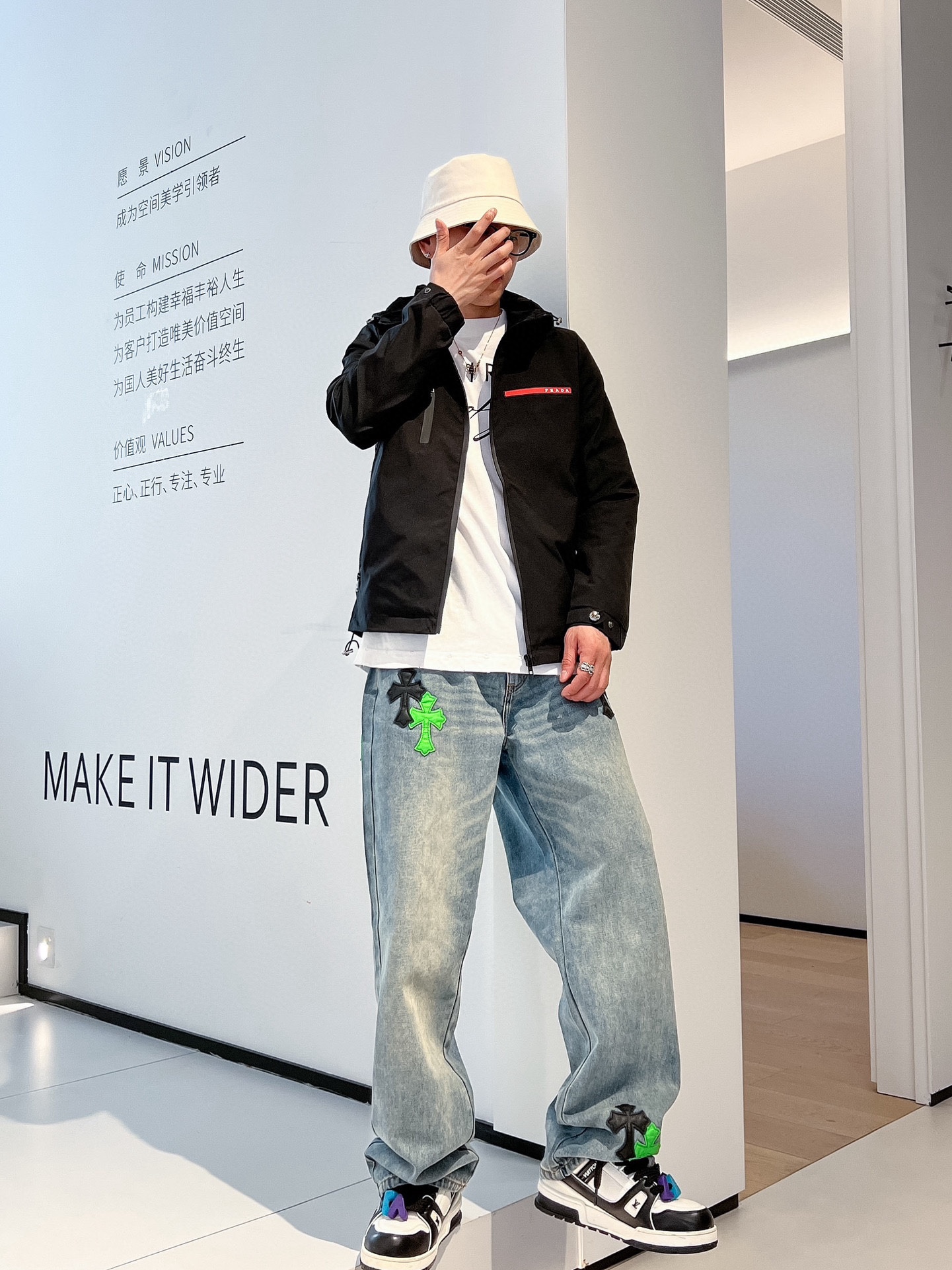 NO:530459,The same style on Prada official website, complete three standards, released in advance. 2025ss autumn new men's jacket, double-sided original single three standards, high-end version, customized counter fabric, breathable and comfortable, impeccable details, brand element design concept, reflect high quality. The feel is delicate and soft, presents casual cut, and the upper body style is superb. The number of sizes M~3XL, maximum wear 195 catties, prada, jackets & coats, jackets & coats, alexander wang19860909普拉达官网同款,三标齐全,提前发售 2025ss秋季新款男士夹克外套,双面穿原单三标齐全高端版本 专柜定制面料 透气舒适度高,细节无可挑剔,品牌元素设计理念,体现高品质.手感细腻柔软 呈现休闲裁剪,上身版型超赞 码数M～3XL,最大穿195斤,,prada,jackets & coats,jackets & coats,alexander wang,Men's clothing