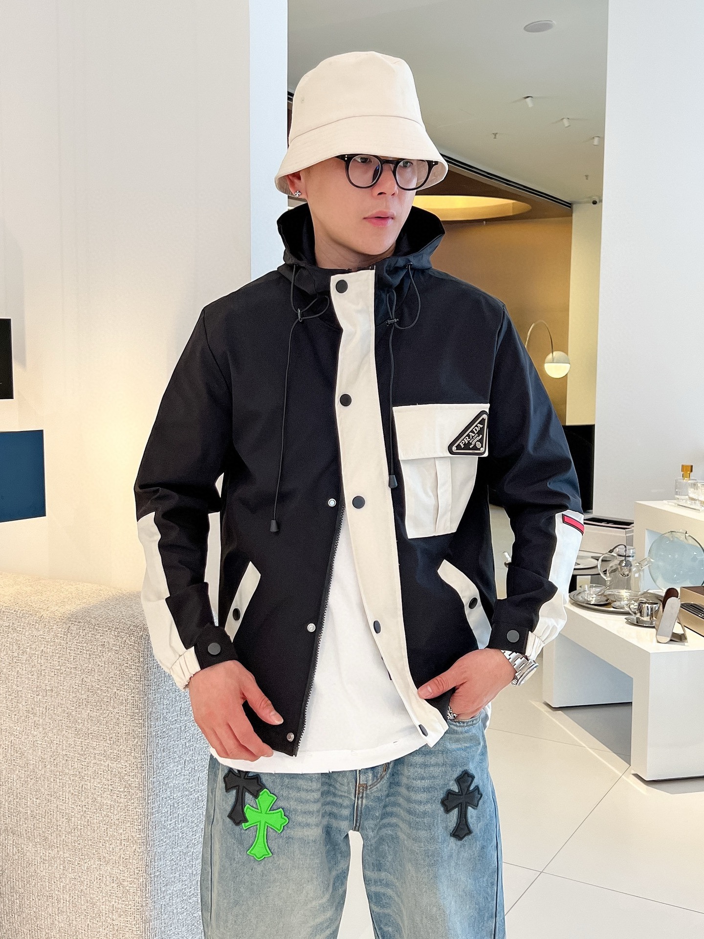 NO:530451,The same style on Prada official website, complete three standards, released in advance. 2025ss autumn new men's jacket, double-sided original single three standards, high-end version, customized counter fabric, breathable and comfortable, impeccable details, brand element design concept, reflect high quality. The feel is delicate and soft, presents casual cut, and the upper body style is superb. The number of sizes M~3XL, maximum wear 195 catties, prada, jackets & coats, jackets & coats, alexander wang19860909普拉达官网同款,三标齐全,提前发售 2025ss秋季新款男士夹克外套,双面穿原单三标齐全高端版本 专柜定制面料 透气舒适度高,细节无可挑剔,品牌元素设计理念,体现高品质.手感细腻柔软 呈现休闲裁剪,上身版型超赞 码数M～3XL,最大穿195斤,,prada,jackets & coats,jackets & coats,alexander wang,Men's clothing