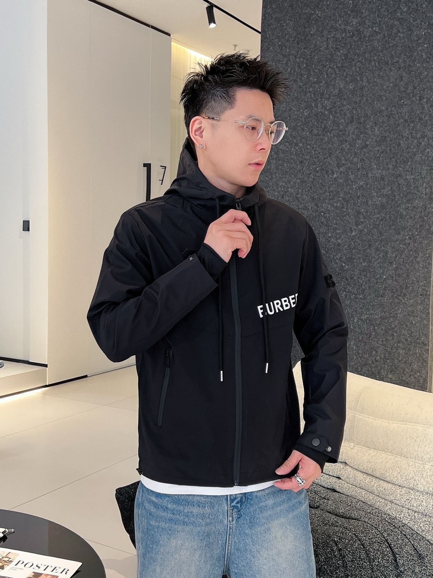 NO:530453,Burberry's official website has the same style, complete three standards, and is available in advance. 2025ss autumn new men's jacket, double-sided wear original single three standards, high-end version, customized counter fabric, breathable and comfortable, impeccable details, brand element design concept, reflecting high quality. The feel is delicate and soft, presents casual cut, and the upper body style is superb. The number of sizes M~3XL, maximum wear 195 catties, burberry, jackets & coats, jackets & coats, alexander wang19860909巴宝莉 官网同款,三标齐全,提前发售 2025ss秋季新款男士夹克外套,双面穿原单三标齐全高端版本 专柜定制面料 透气舒适度高,细节无可挑剔,品牌元素设计理念,体现高品质.手感细腻柔软 呈现休闲裁剪,上身版型超赞 码数M～3XL,最大穿195斤,,burberry,jackets & coats,jackets & coats,alexander wang,Men's clothing