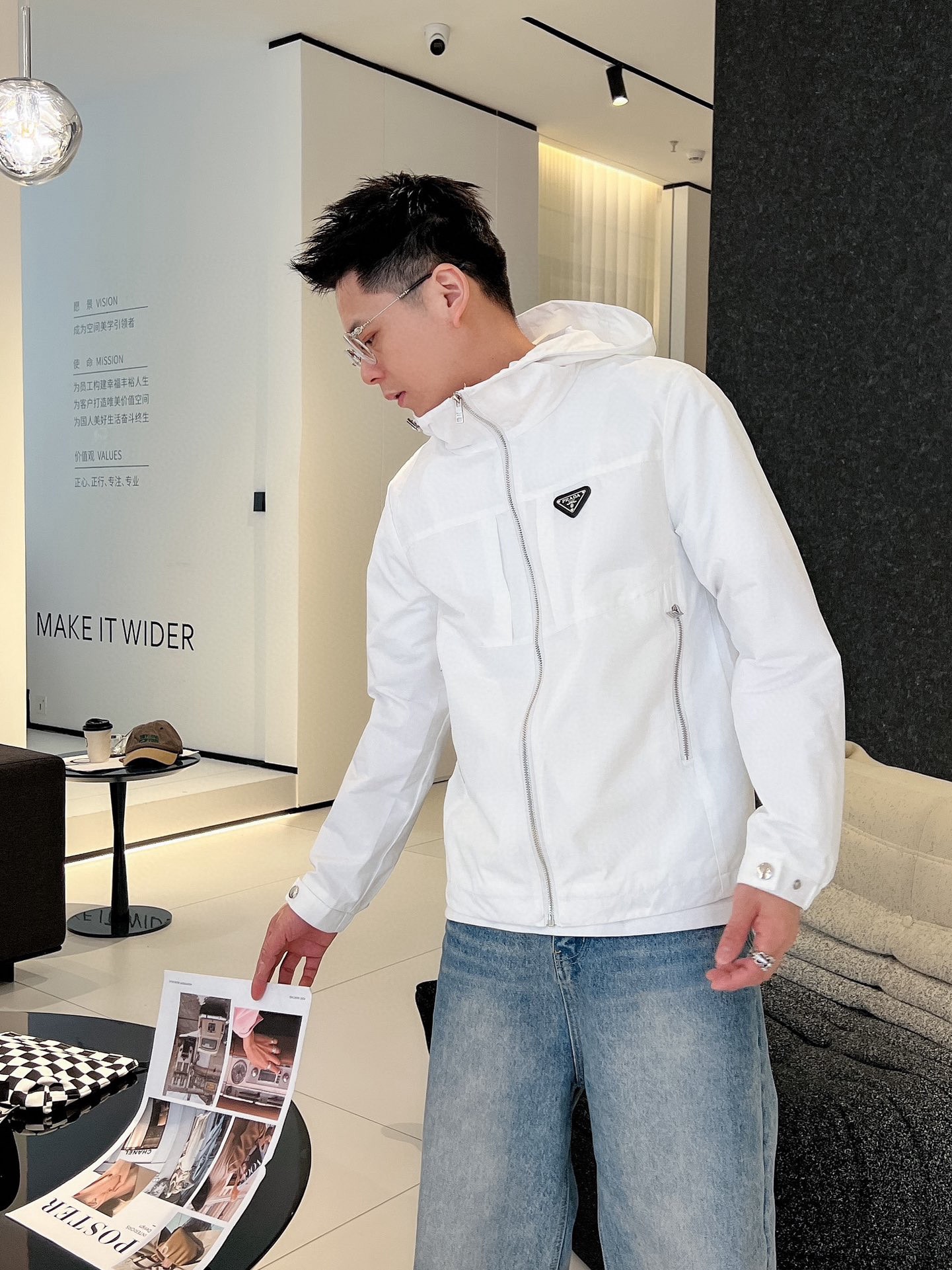 NO:530466,The same style on Prada official website, complete three standards, released in advance. 2025ss autumn new men's jacket, double-sided original single three standards, high-end version, customized counter fabric, breathable and comfortable, impeccable details, brand element design concept, reflect high quality. The feel is delicate and soft, presents casual cut, and the upper body style is superb. The number of sizes M~3XL, maximum wear 195 catties, prada, jackets & coats, jackets & coats, alexander wang19860909普拉达官网同款,三标齐全,提前发售 2025ss秋季新款男士夹克外套,双面穿原单三标齐全高端版本 专柜定制面料 透气舒适度高,细节无可挑剔,品牌元素设计理念,体现高品质.手感细腻柔软 呈现休闲裁剪,上身版型超赞 码数M～3XL,最大穿195斤,,prada,jackets & coats,jackets & coats,alexander wang,Men's clothing