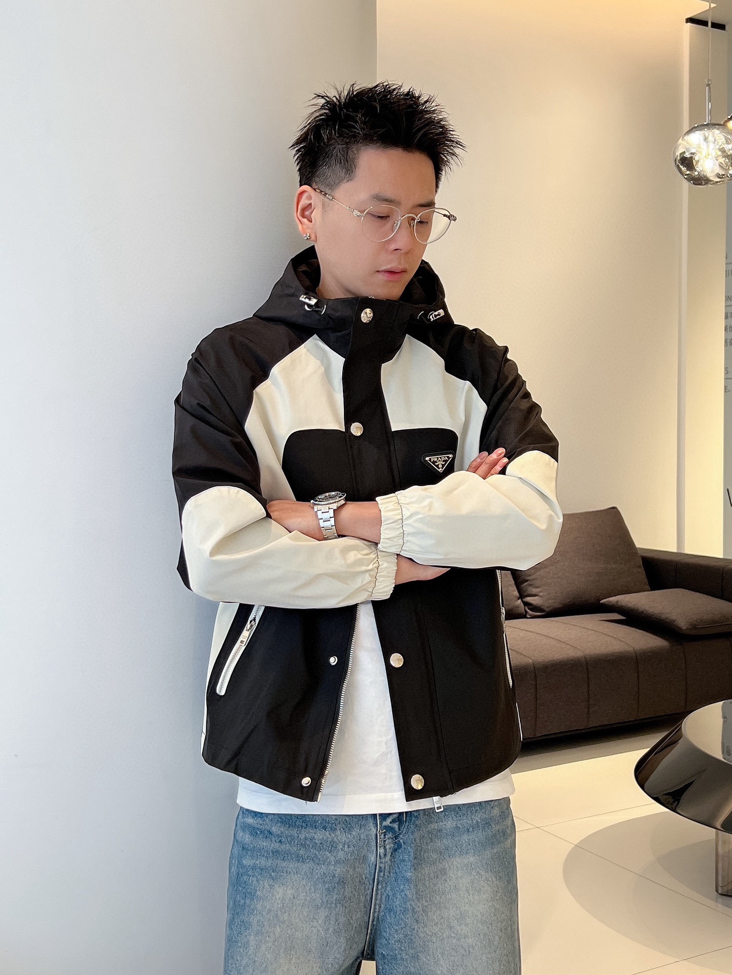 NO:530465,The same style on Prada official website, complete three standards, released in advance. 2025ss autumn new men's jacket, double-sided original single three standards, high-end version, customized counter fabric, breathable and comfortable, impeccable details, brand element design concept, reflect high quality. The feel is delicate and soft, presents casual cut, and the upper body style is superb. The number of sizes M~3XL, maximum wear 195 catties, prada, jackets & coats, jackets & coats, alexander wang19860909普拉达官网同款,三标齐全,提前发售 2025ss秋季新款男士夹克外套,双面穿原单三标齐全高端版本 专柜定制面料 透气舒适度高,细节无可挑剔,品牌元素设计理念,体现高品质.手感细腻柔软 呈现休闲裁剪,上身版型超赞 码数M～3XL,最大穿195斤,,prada,jackets & coats,jackets & coats,alexander wang,Men's clothing