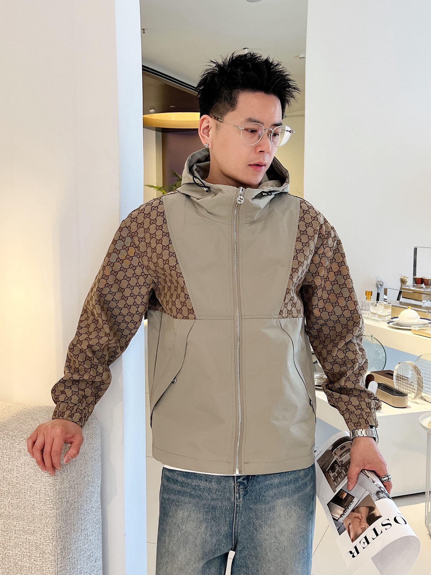 NO:530464,Gucci official website, complete three standards, released in advance. 2025ss autumn new men's jacket, double-sided original single three standards, high-end version, customized counter fabric, breathable and comfortable, impeccable details, brand element design concept, reflect high quality. The feel is delicate and soft, presents casual cut, and the upper body style is superb. The number of sizes M~3XL, maximum wear 195 kilograms, gucci, jackets & coats, jackets & coats, alexander wang19860909古驰 官网同款,三标齐全,提前发售 2025ss秋季新款男士夹克外套,双面穿原单三标齐全高端版本 专柜定制面料 透气舒适度高,细节无可挑剔,品牌元素设计理念,体现高品质.手感细腻柔软 呈现休闲裁剪,上身版型超赞 码数M～3XL,最大穿195斤,,gucci,jackets & coats,jackets & coats,alexander wang,Men's clothing