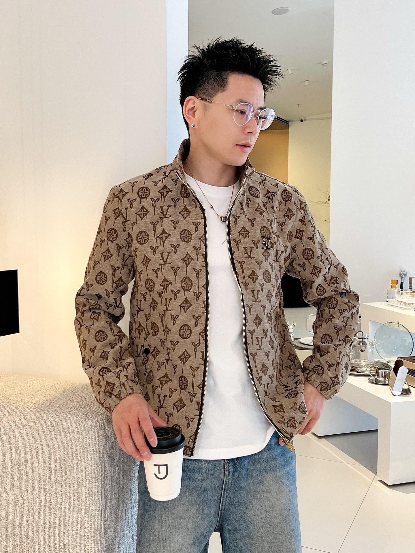 NO:530462,The same style on the official website of Louis Vuitton Lv, complete three-standard, released in advance. The new men's jacket for autumn in 2025ss, double-sided original single three-standard high-end version. Customized counter fabrics, breathable and comfortable, impeccable details, brand elements design concept, reflect high quality. The feel is delicate and soft, presents casual cut, and the upper body style is superb. The number of sizes M~3XL, the maximum wear is 195 catties, louis vuitton, louis vuitton, jackets & coats, jackets & coats, alexander wang19860909路易威登Lv 官网同款,三标齐全,提前发售 2025ss秋季新款男士夹克外套,双面穿原单三标齐全高端版本 专柜定制面料 透气舒适度高,细节无可挑剔,品牌元素设计理念,体现高品质.手感细腻柔软 呈现休闲裁剪,上身版型超赞 码数M～3XL,最大穿195斤,,louis vuitton,louis vuitton,jackets & coats,jackets & coats,alexander wang,Men's clothing